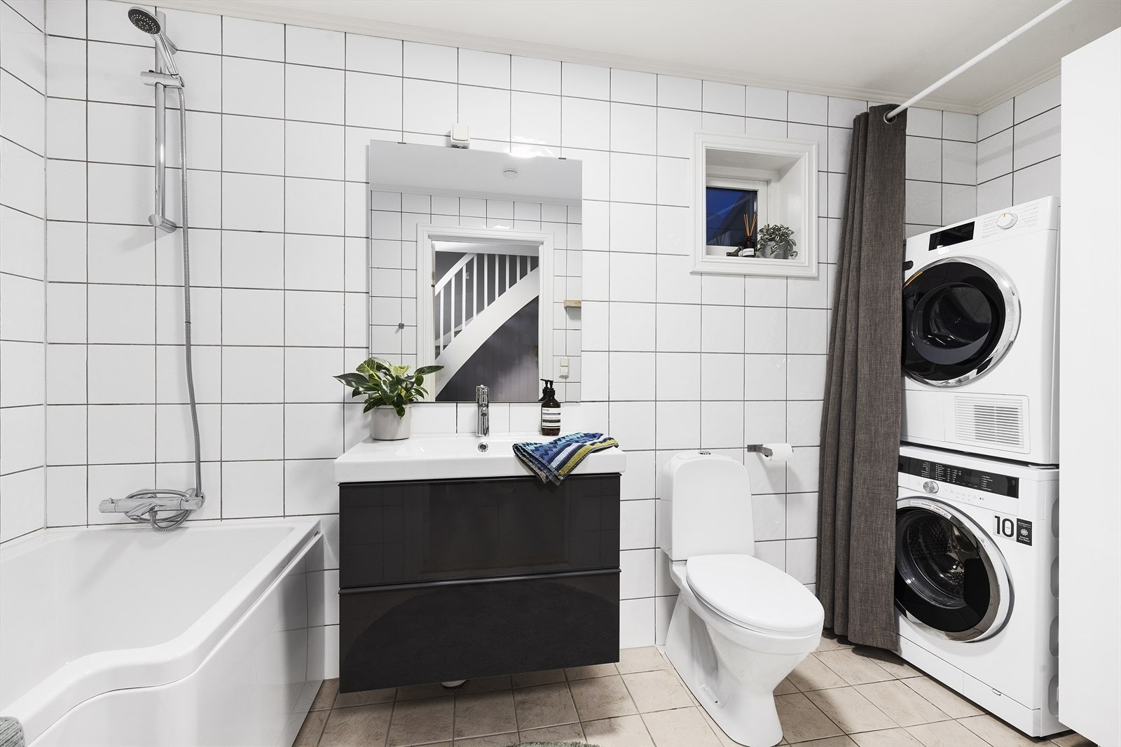 I 1. etasje er det et kombinert bad og vaskerom Galleribilde