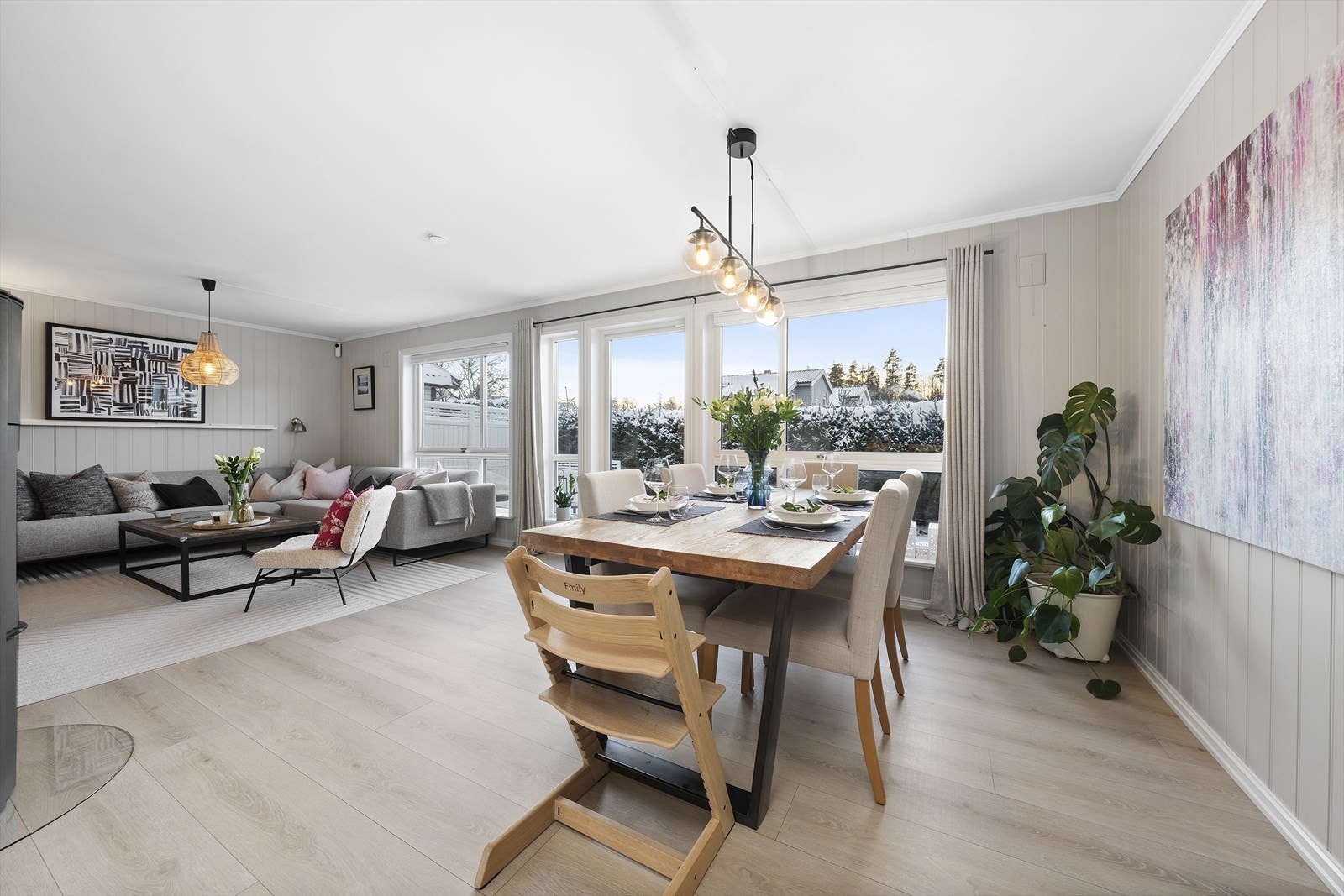 Hjertet i boligen er den åpne og sosiale stue- og kjøkkenløsningen. Stuen er lys og luftig med store vindusflater. Galleribilde