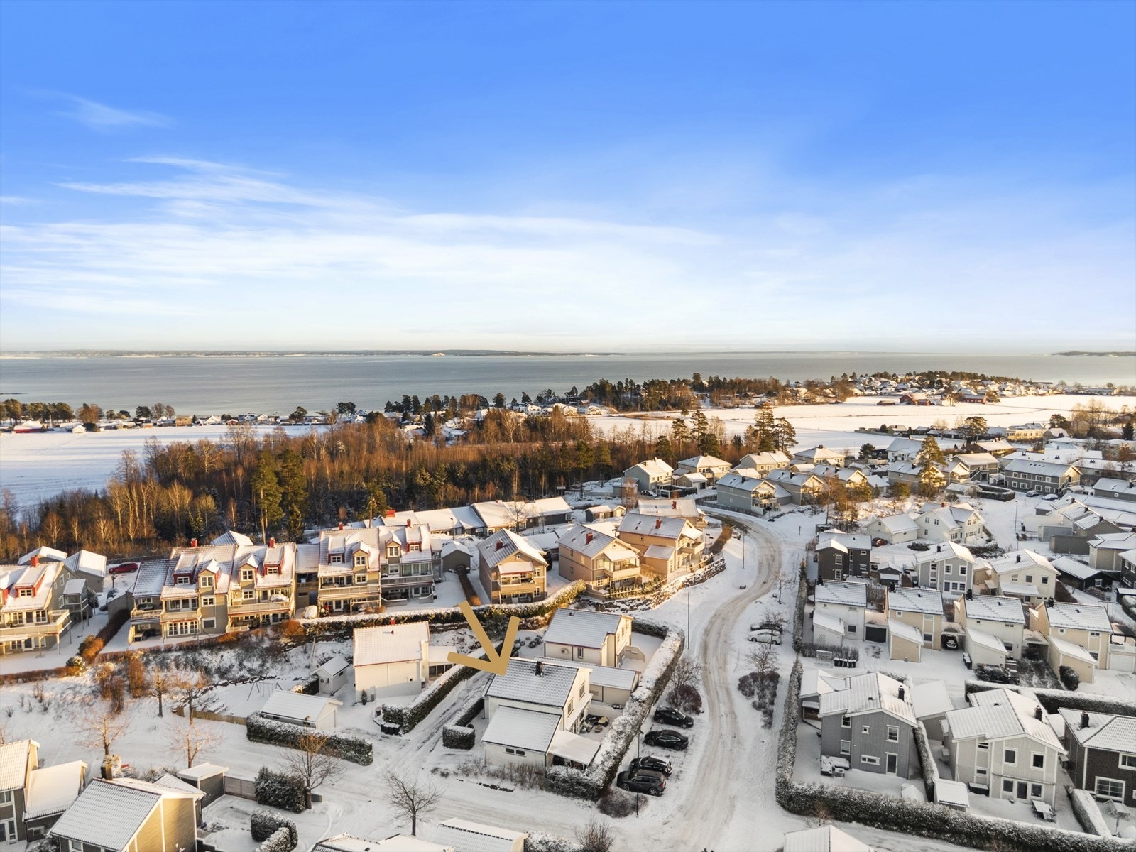 Selveiertomt på 306,6 kvm som fortrinnsvis består av bebyggelse. Tomten er for øvrig pent innrammet med tett og fin hekk som gir god skjerming. Galleribilde