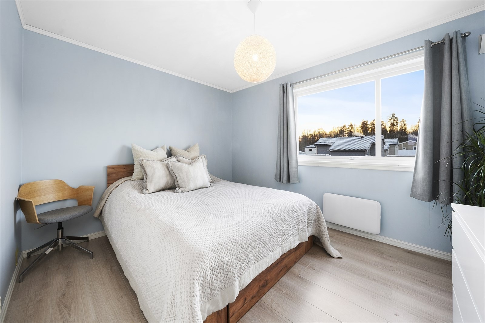 Soverom nr. tre med fint plass til dobbeltseng og tilhørende møblement. Galleribilde