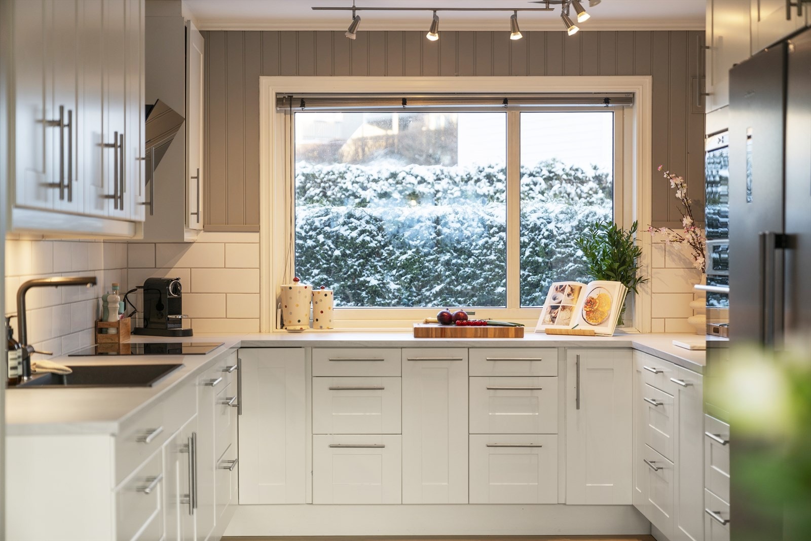 Boligen har en arealeffektiv og god planløsning over to etasjer, og inneholder blant annet fire gode soverom samlet i andre etasje, to bad og en lys, åpen stue/kjøkkenløsning. Galleribilde