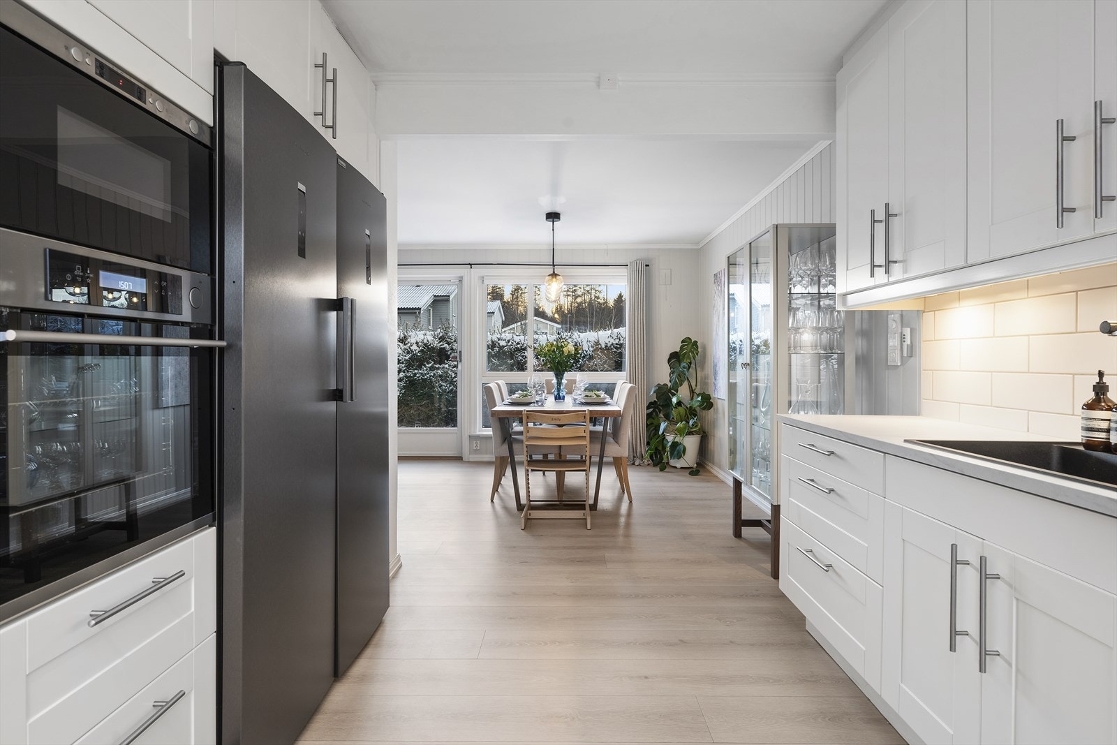 Kjøkkenet er velutstyrt med blant annet integrert dampovn, samt flere nye hvitevarer som kjøleskap, fryser og oppvaskmaskin fra AEG. Galleribilde