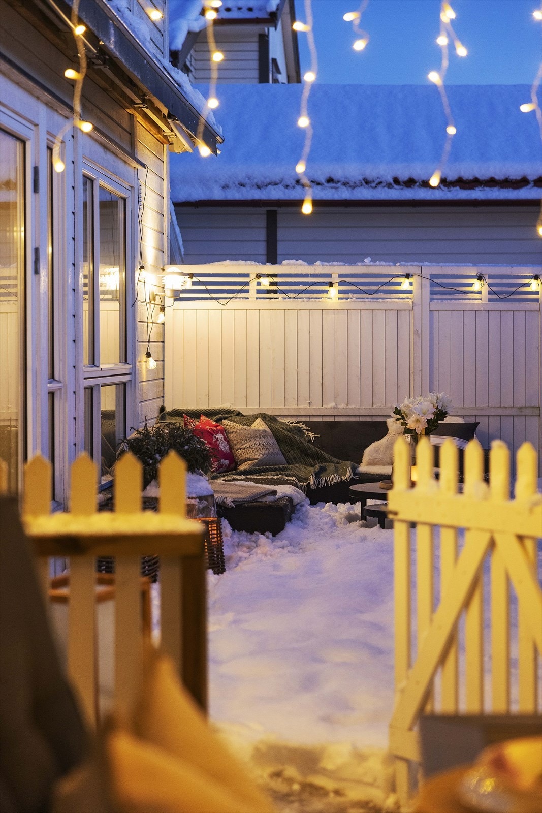 Mellom uteplass og pergola er det satt opp et praktisk gjerde Galleribilde