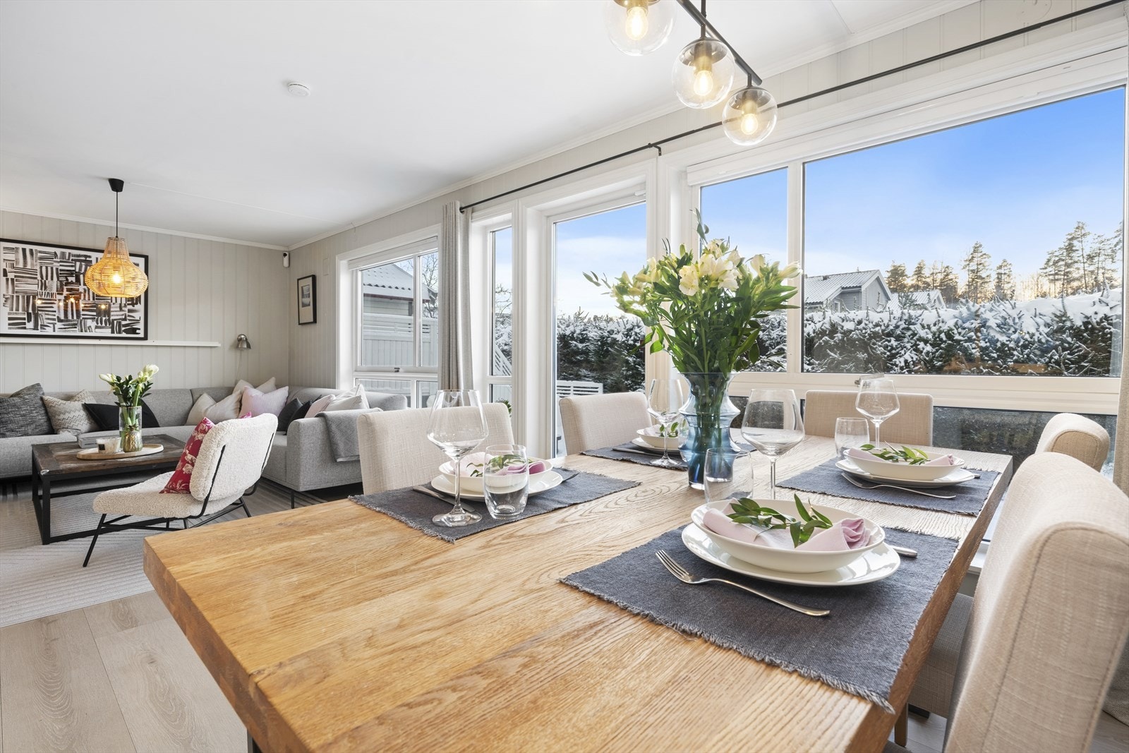 Mellom stuen og kjøkkenet er det god plass til langbord, så her kan det inviteres til hyggelige lag med familie og venner. Galleribilde