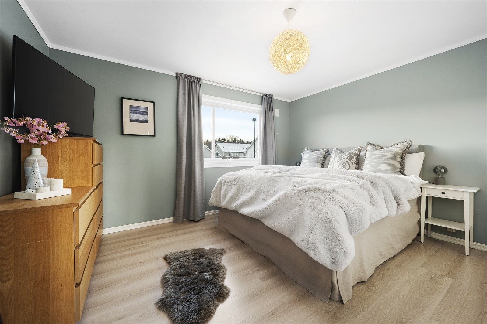 Alle soverommene har plass til seng og ønsket oppbevaringsmøblement. Galleribilde