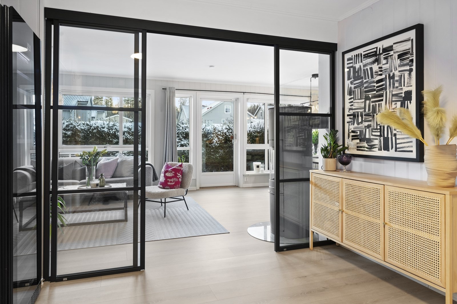 Her bor du lettstelt og enkelt til med umiddelbar nærhet til skoler, barnehager, dagligvare og fantastiske badestrender! Galleribilde