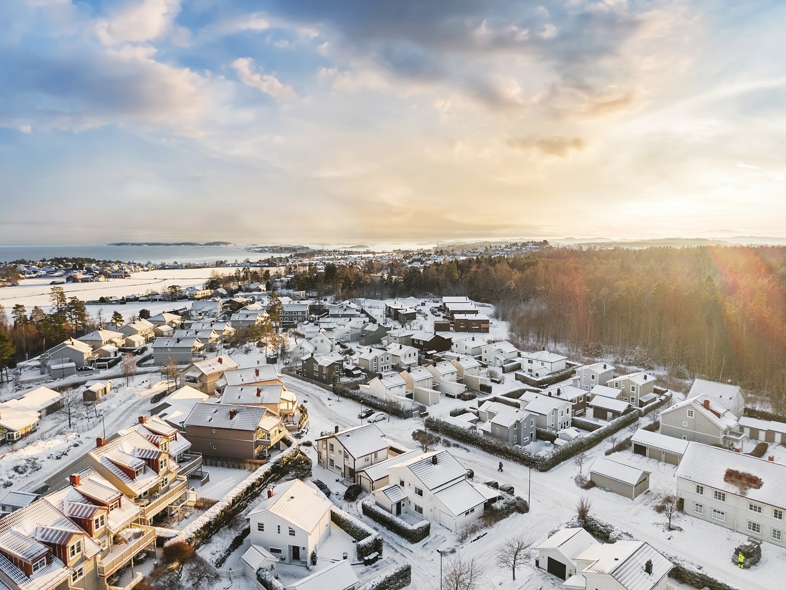 Tolvsrød ligger kun en kort kjøretur unna, og her finner du et godt utvalg av dagligvarebutikker, apotek, spisesteder og servicetilbud. Tolvsrød er kjent for sitt trivelige lokalmiljø og har et aktivt nærmiljø med mange tilbud for både barn og voksne. Galleribilde