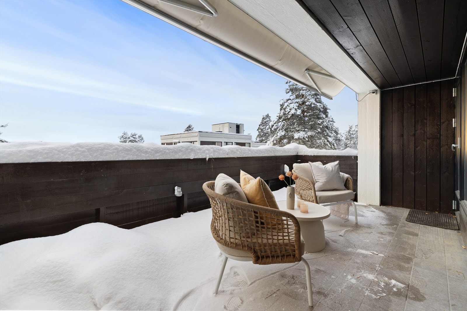 Balkongen er skjermet for innsyn og tilbyr muligheten for avslappende opphold og sosiale sammenkomster i solrike omgivelser. Galleribilde