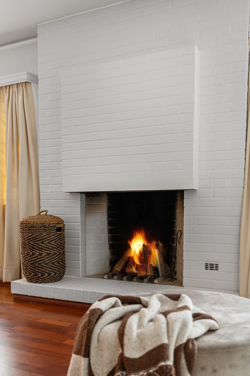 Peisen utgjør et naturlig midtpunkt i rommet og tilfører ekstra hygge og varme på mørke vinterkvelder. Galleribilde