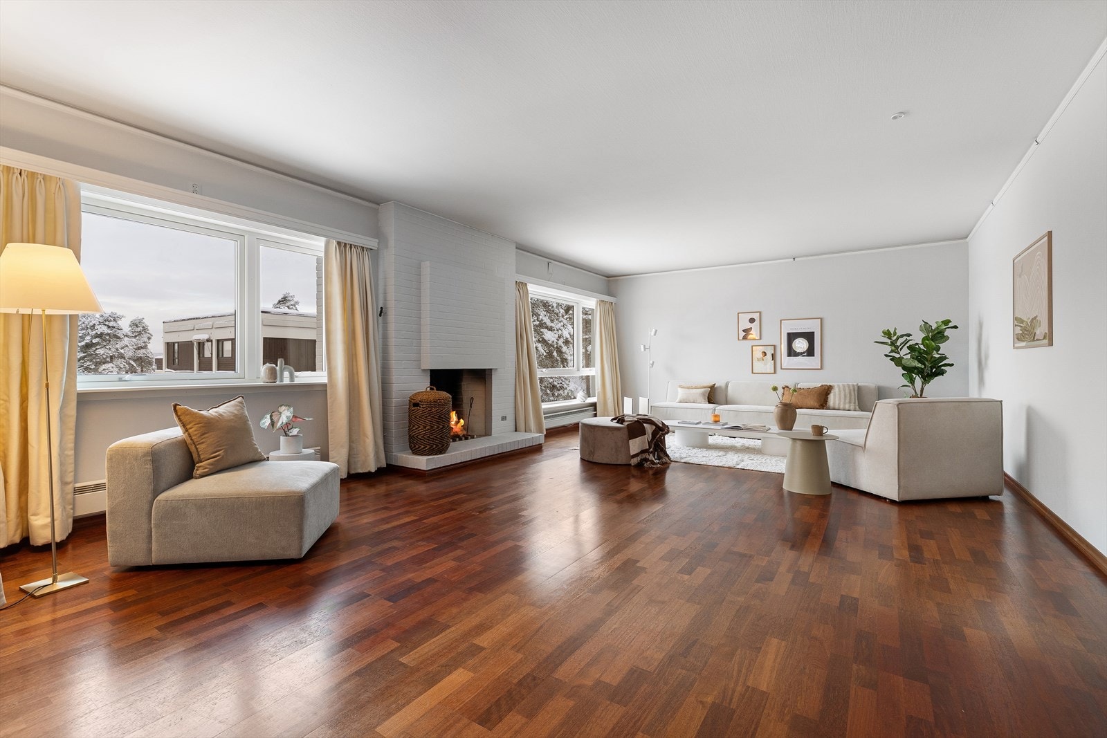 Her får du en lys og attraktiv topp-/endeleilighet med en usjenert og ettertraktet beliggenhet innerst i en rolig blindvei. Galleribilde