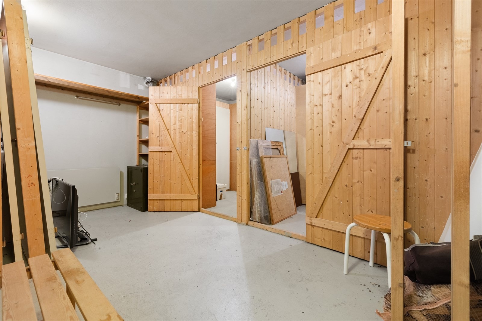 Leiligheten har i tillegg et stort bod-/hobbyrom på hele 32 kvm i kjelleren. Dette rommet kan brukes til oppbevaring, hobbyprosjekter eller til og med som et treningsrom. Galleribilde