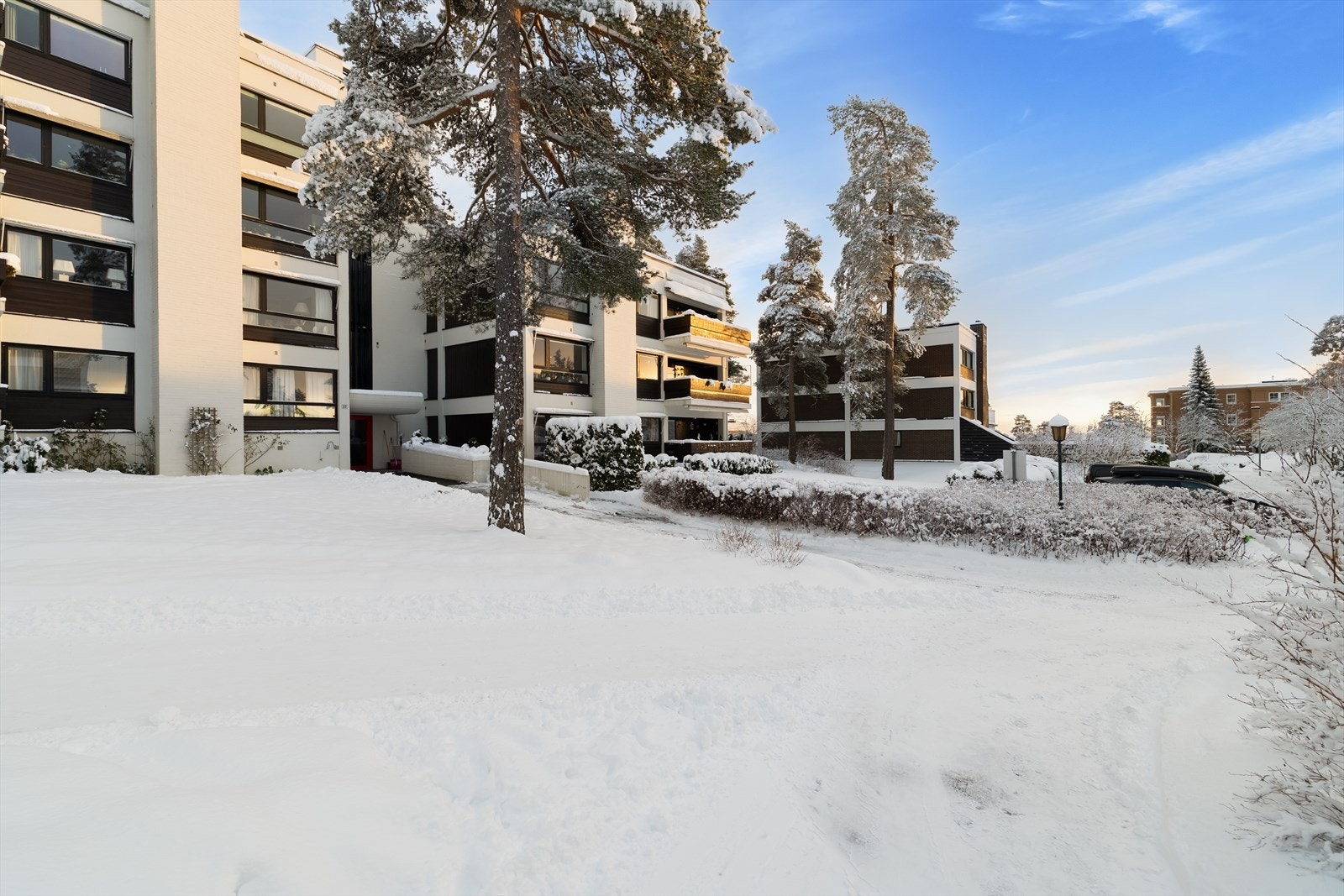 Veletablert boligområde kjent for sine grønne omgivelser, rolige atmosfære og familievennlige preg. Galleribilde