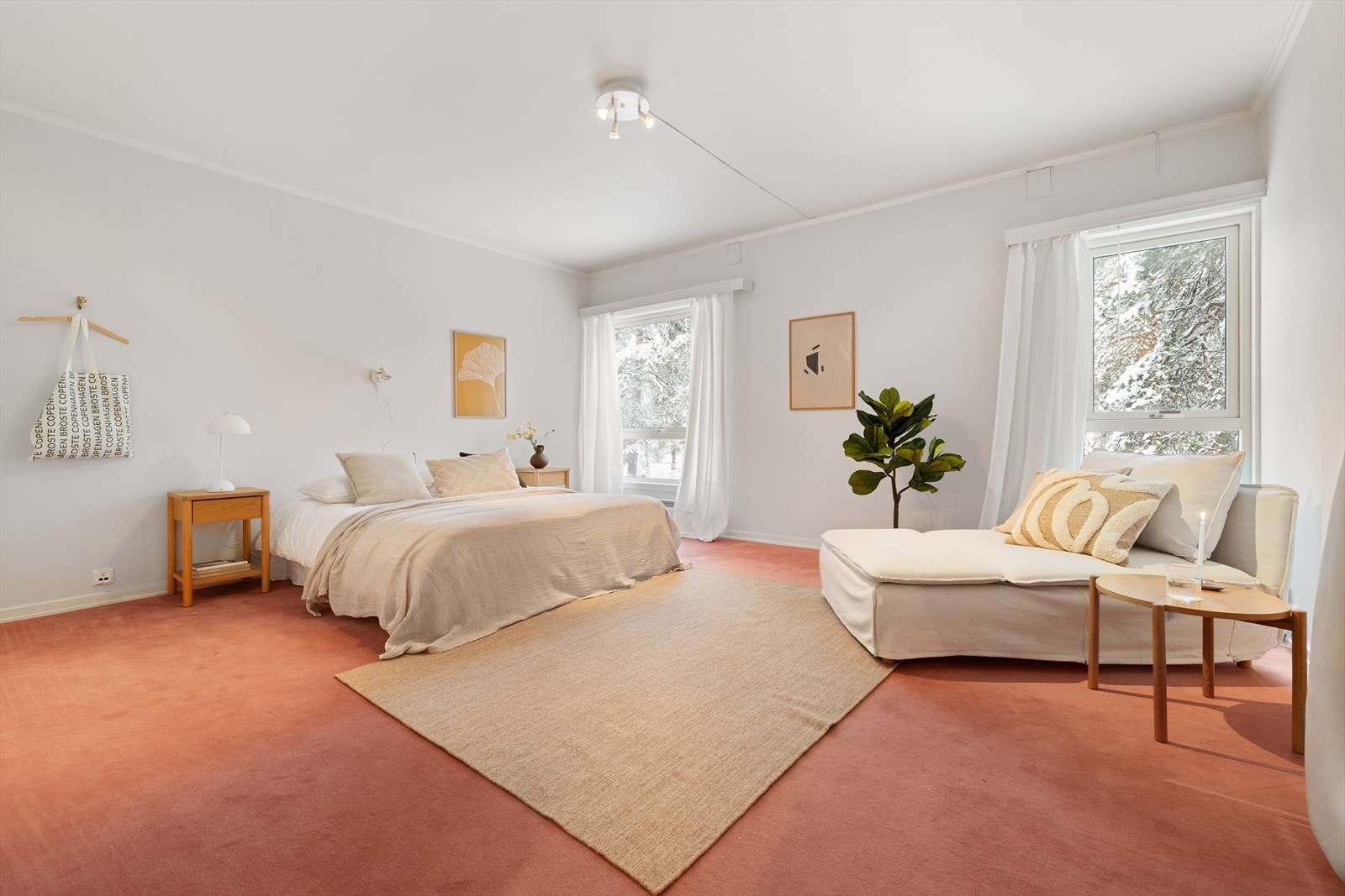 Hovedsoverommet er spesielt imponerende, med stor garderobeplass og eget privat bad som gir en suite-følelse. Galleribilde