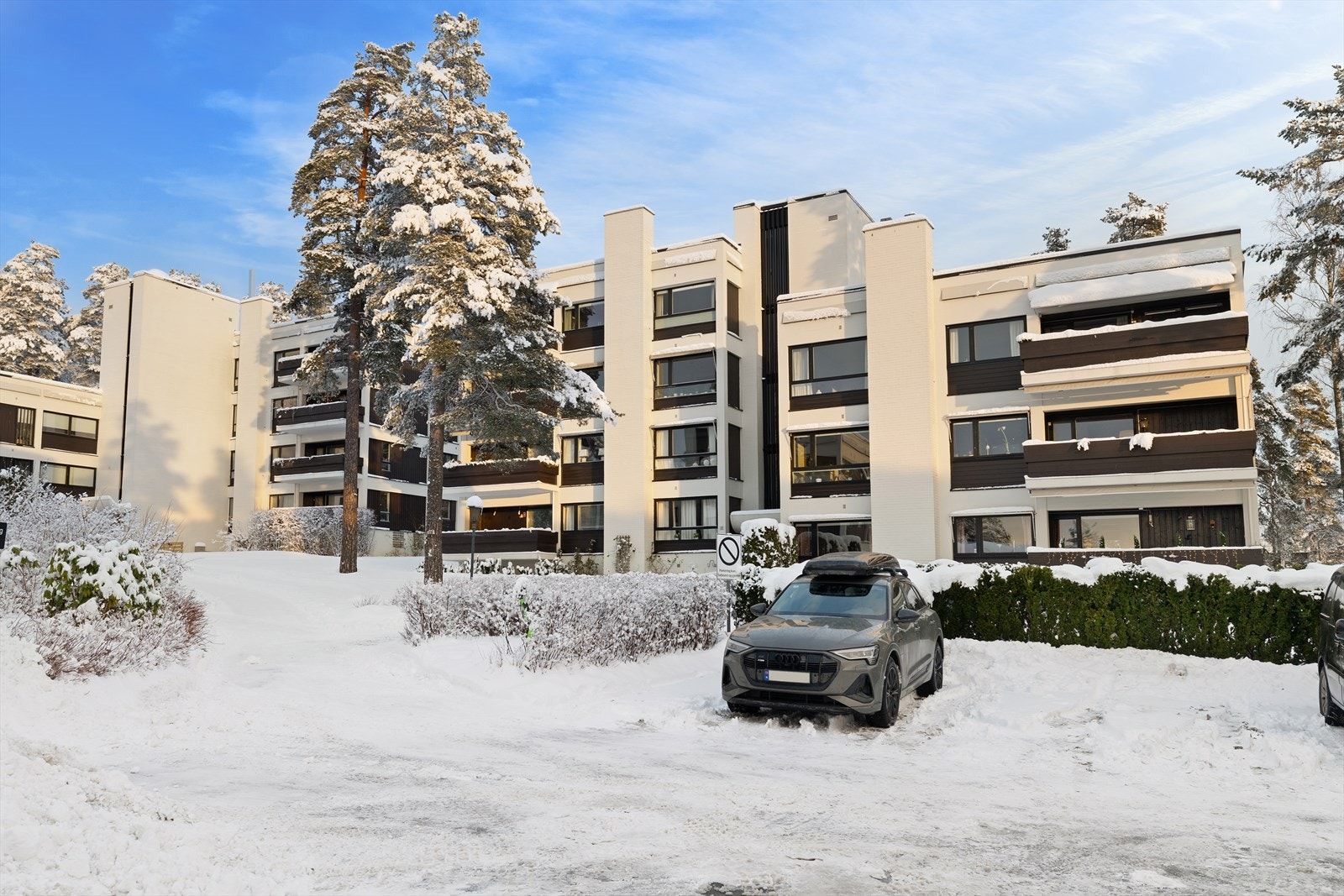 Med boligen følger to garasjeplasser merket nr. 27 og 28. Ellers rikelig med gjesteparkering på området. Galleribilde