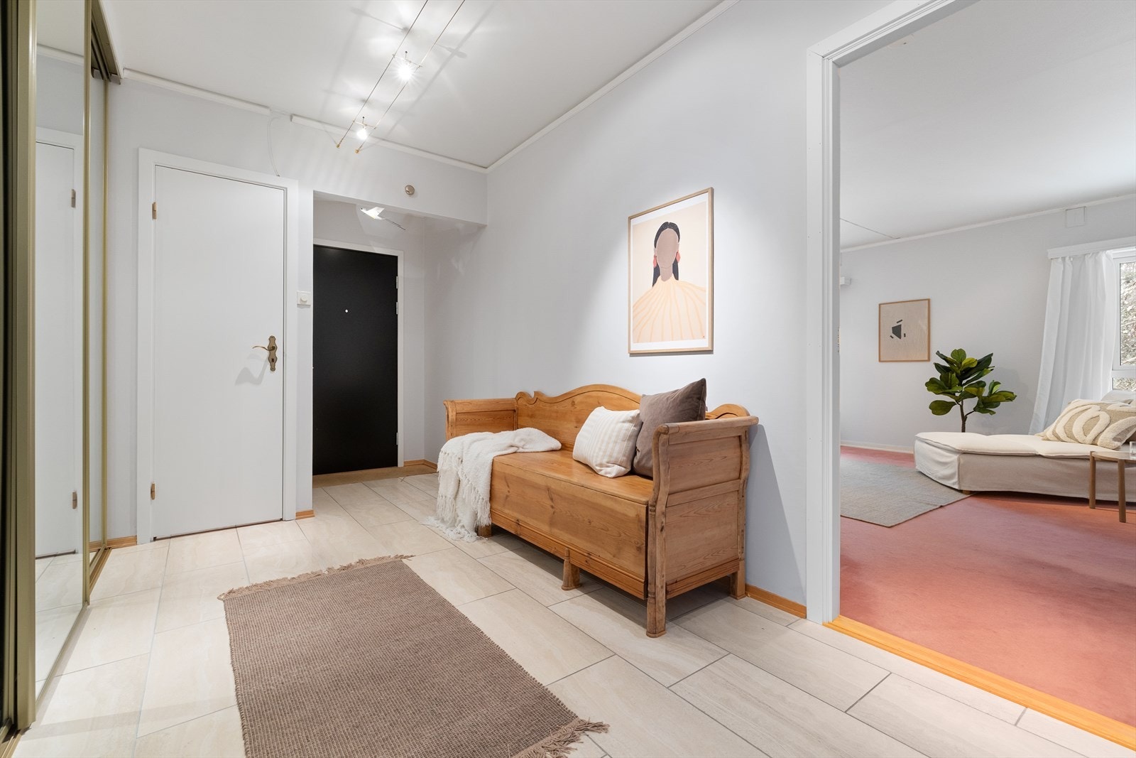 Romslig entré. Galleribilde