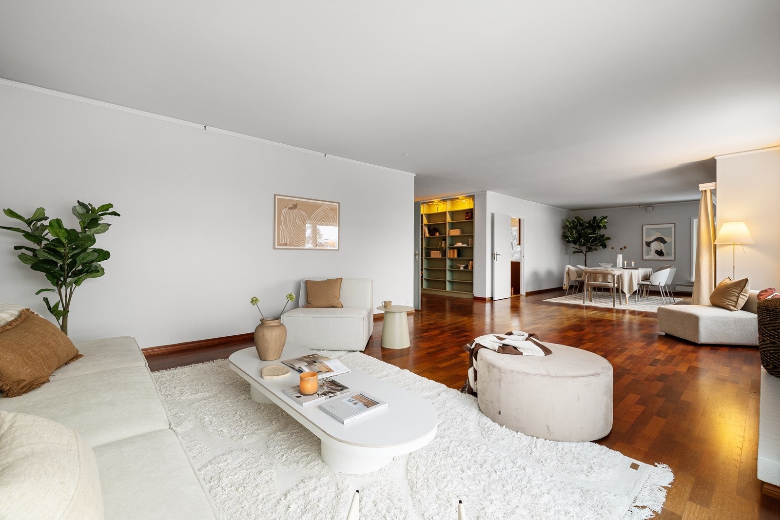 Her er det god plass til en stor sofagruppe hvor hele familien kan samles, spisebord for middager med gjester, samt ekstra møbler for personlig preg. Galleribilde