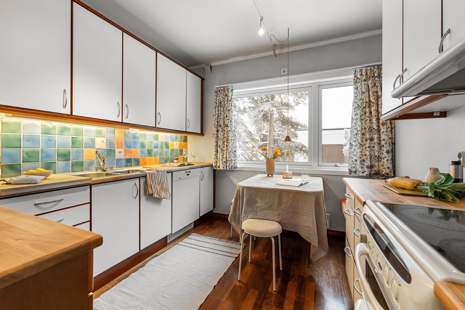 Kjøkkenet er utstyrt med kjøl-/fryseskap, oppvaskmaskin og komfyr, samt kjøkkenventilator med avtrekk ut. Galleribilde