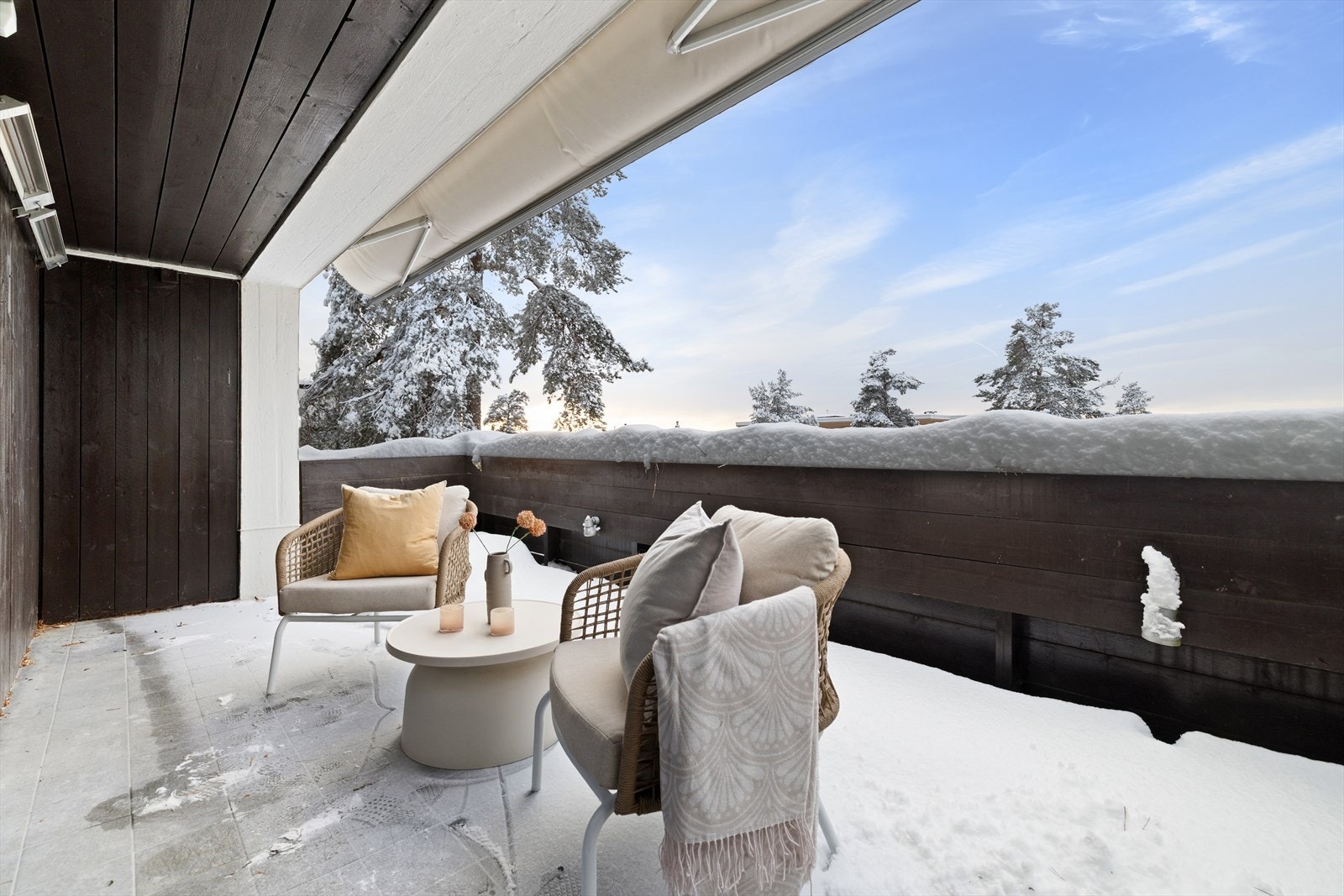 Fra stuen har man utgang til en stor og solrik terrasse på hele 12 kvm. Galleribilde