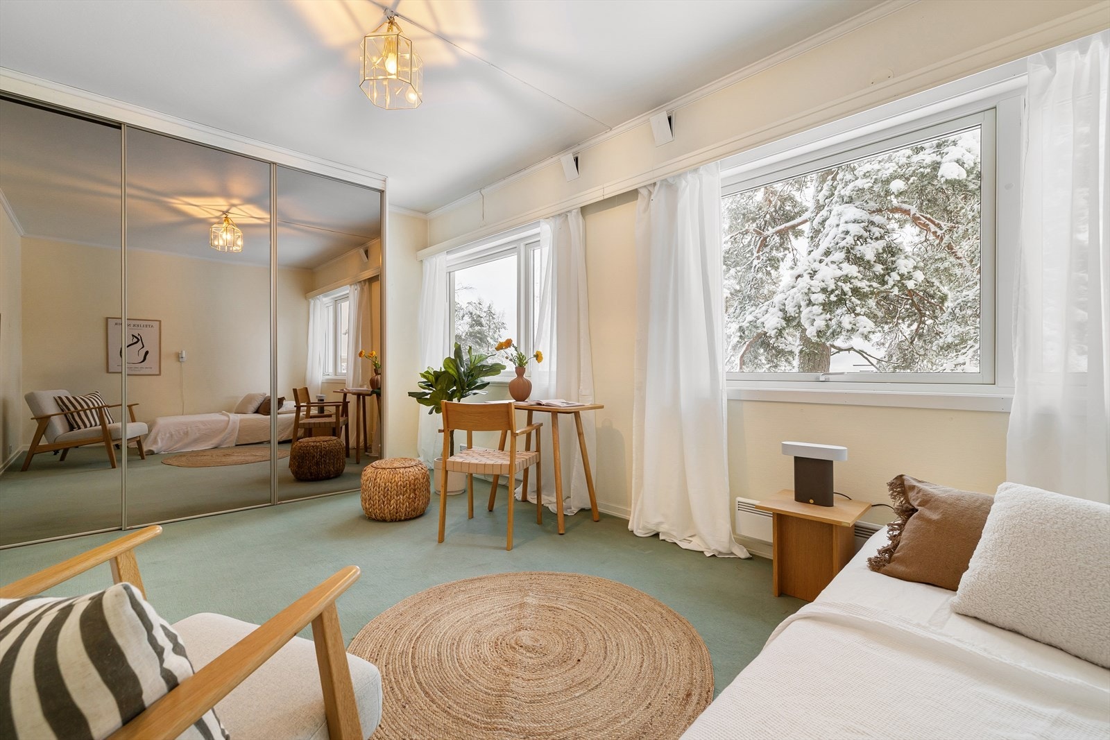 Dette er soverom 2. Her har du god plass til seng, skrivbord eller annet møblement. Videre har du en praktisk skyvedørsgarderobe. Galleribilde