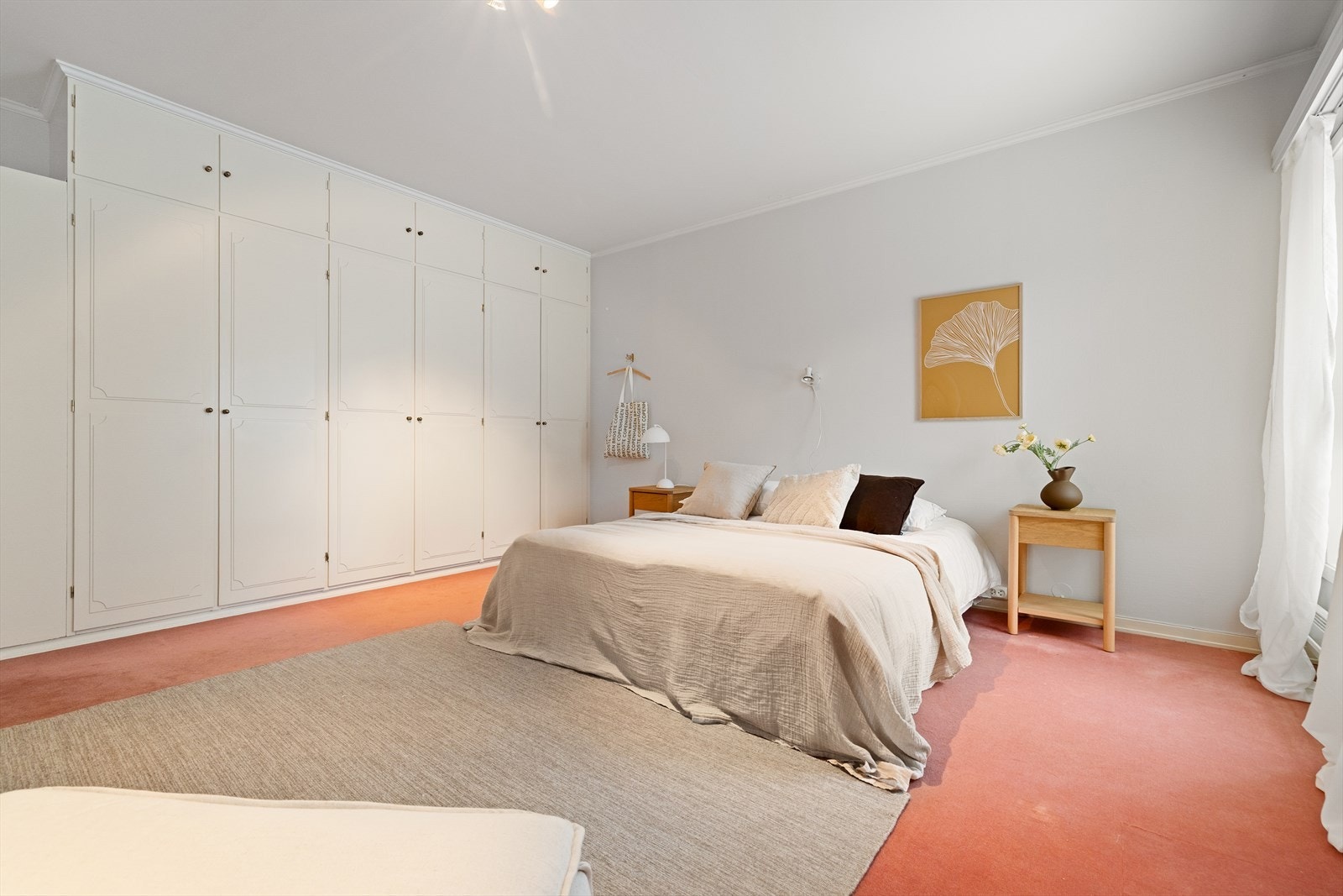 Godt med lagringsplass i stor garderobe. Galleribilde