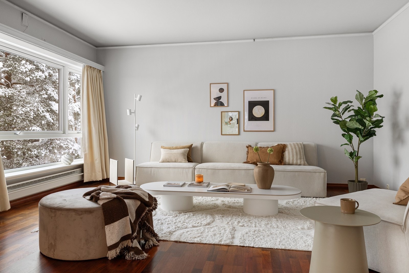 Leiligheten har nylig blitt oppgradert med nye vinduer og to flotte bad, begge renovert i 2024. Galleribilde