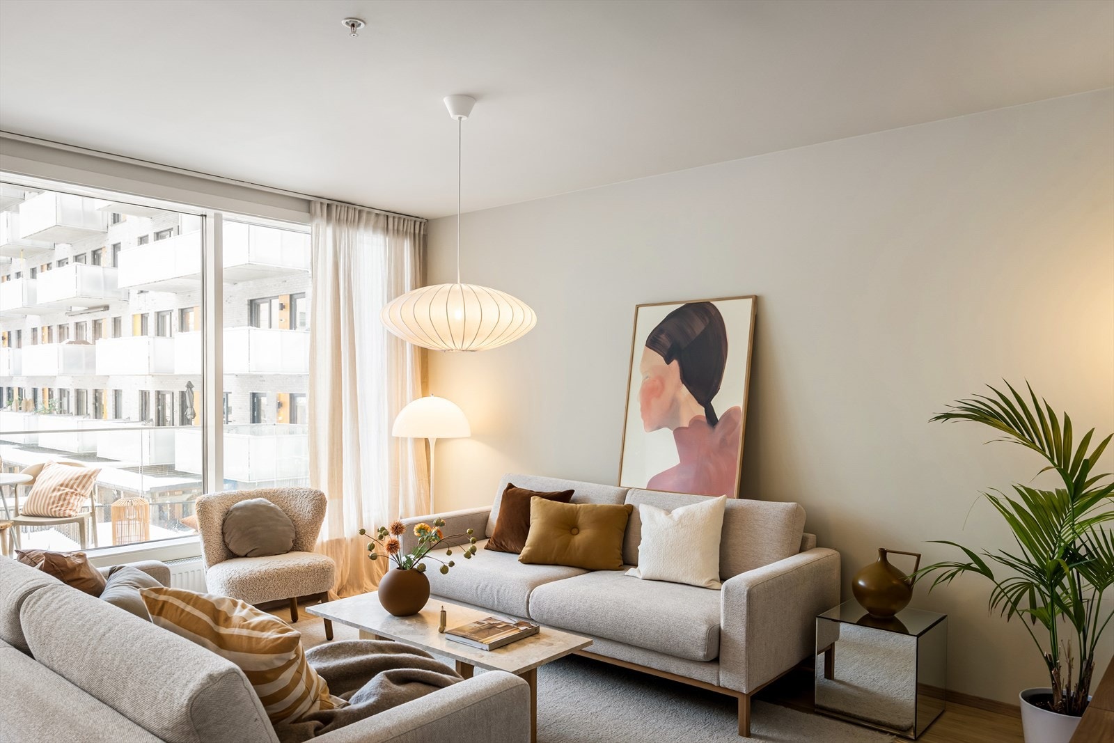 Planløsningen åpner opp for flere møbleringsmuligheter med god plass til sofagruppe, TV-møbler og spisebord med tilhørende stoler. Galleribilde