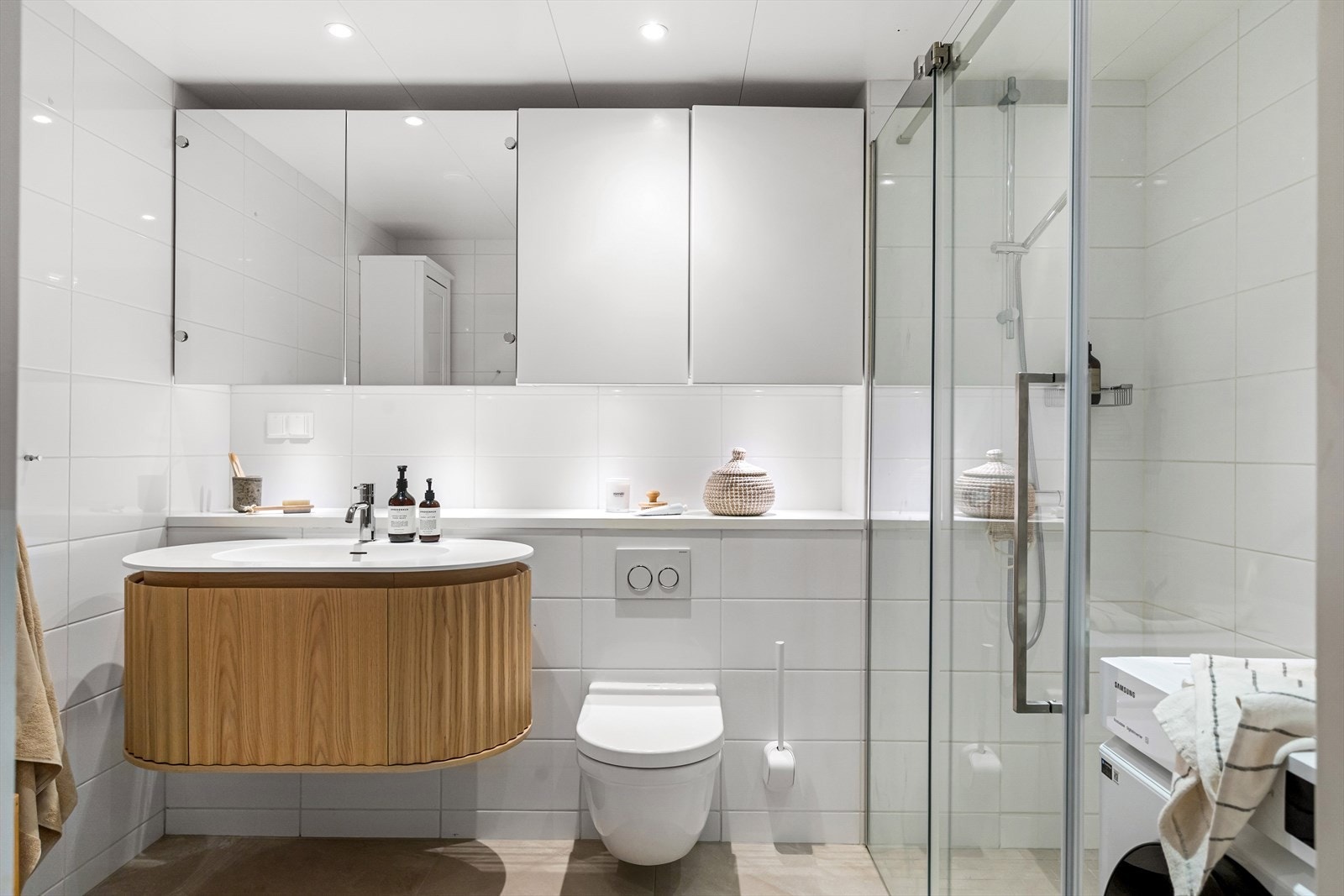 Badet ble i 2025 oppgradert med nye gulvfliser, ny baderomsinnredning, samt ny membran i dusjsonen. Galleribilde