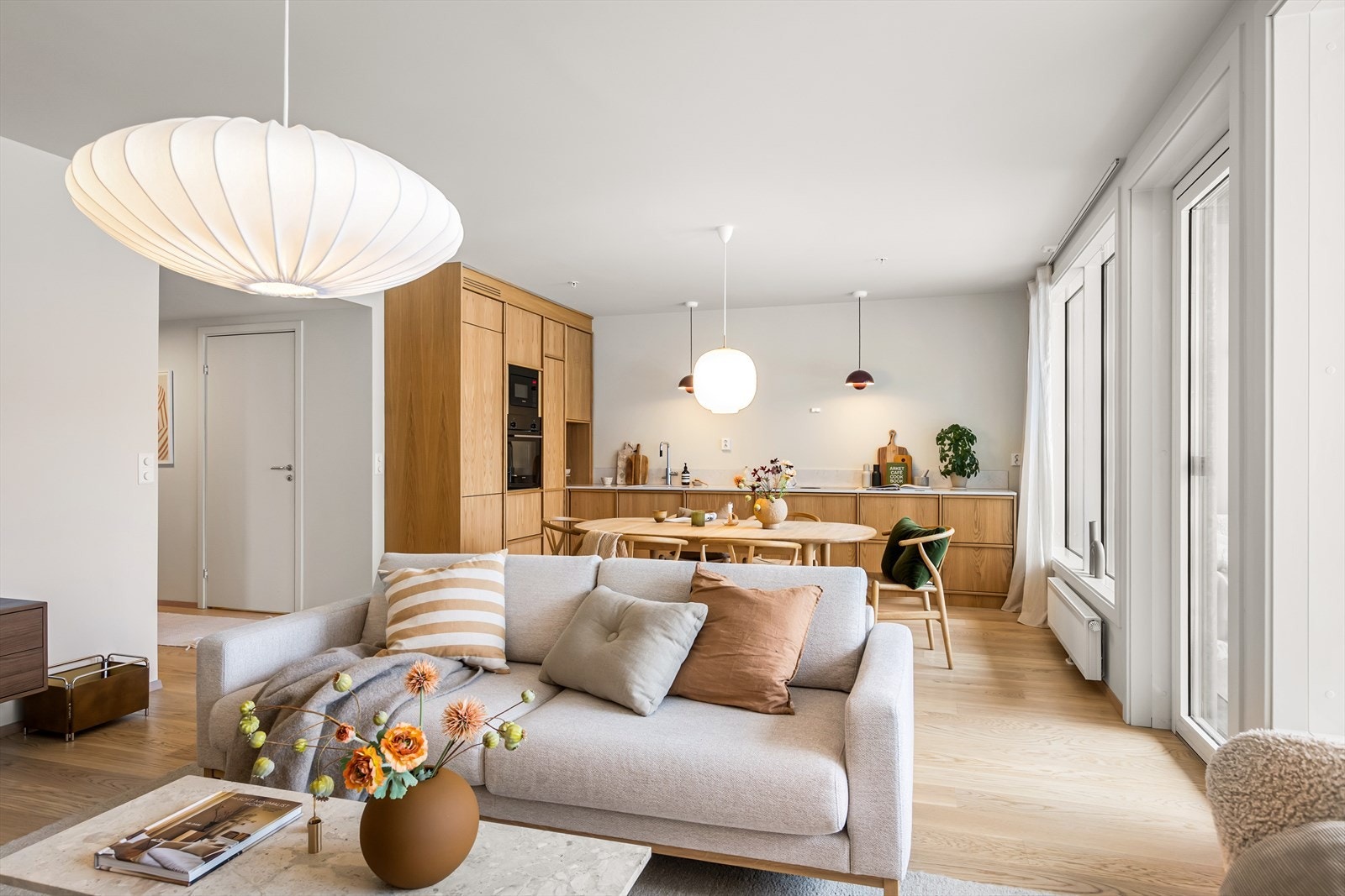 Kjøkkenet ligger i åpen løsning mot stuen, noe som gir en romslig og helhetlig planløsning og skaper en hyggelig, sosial atmosfære. Galleribilde