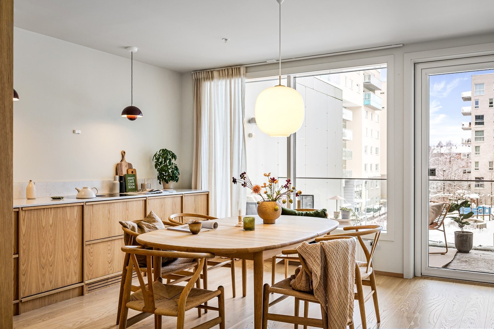 I tilknytning til kjøkkenet er det god plass til et stort spisebord, som gir gode rammer for hyggelige måltider og samvær med familie og gjester. Galleribilde