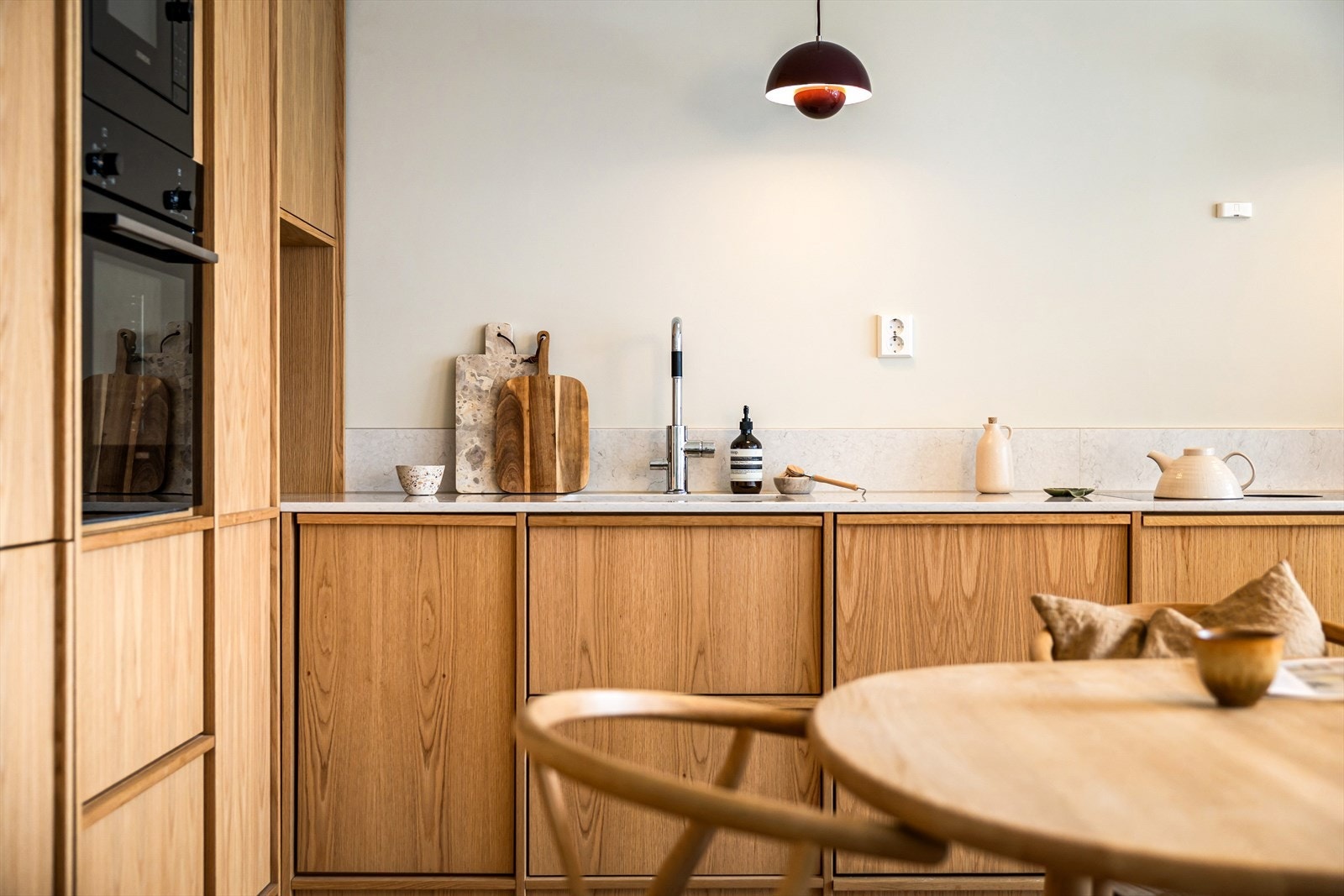 Det er rikelig med skap- og benkeplass, noe som gir gode arbeidsforhold og praktiske oppbevaringsløsninger. Galleribilde