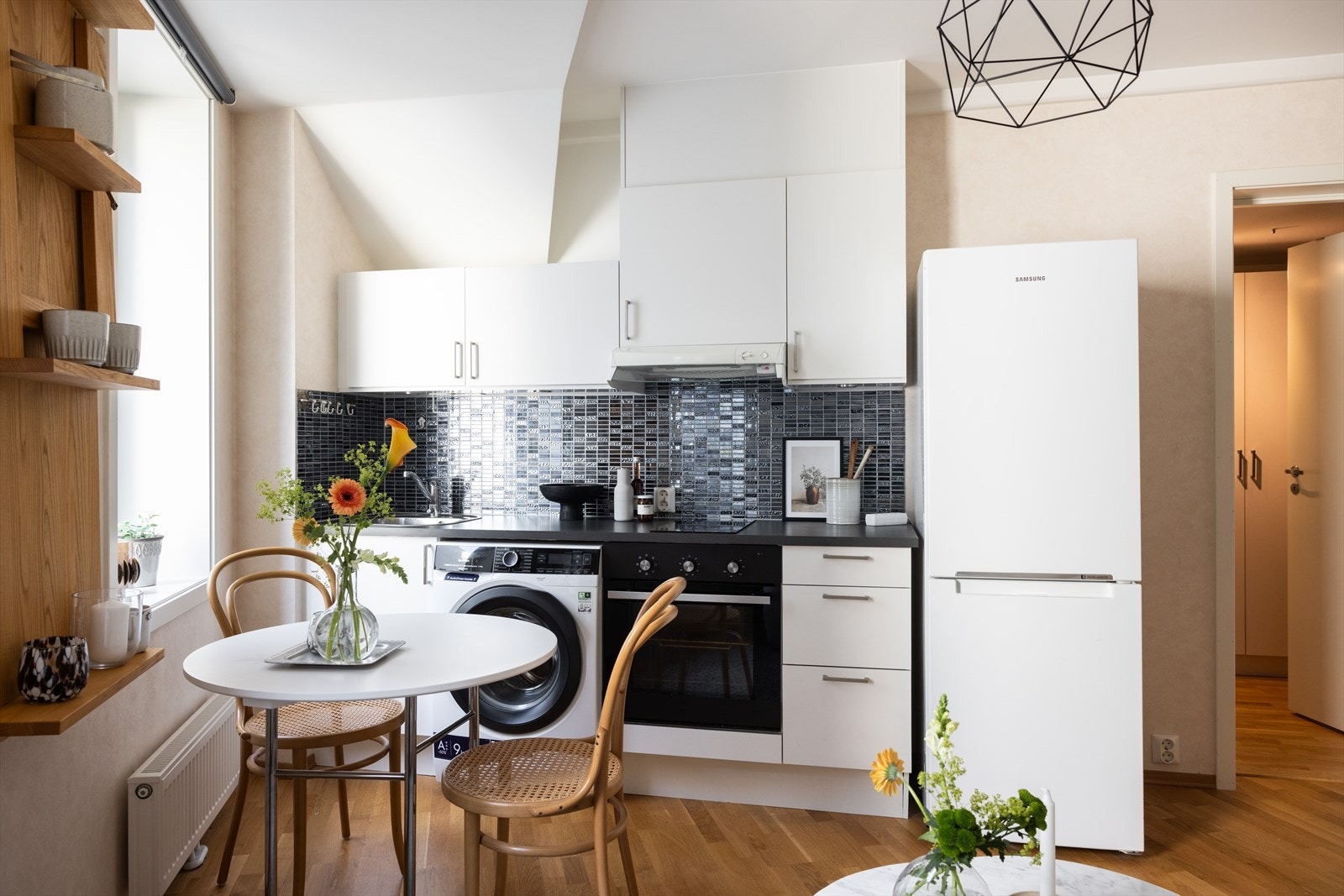 Lys stue med plass til sofagruppe samt tilhørende møbler. Gulvet er belagt med flott 3-stavs parkett, og overflatene er malt i behagelige og lyse fargetoner. Galleribilde