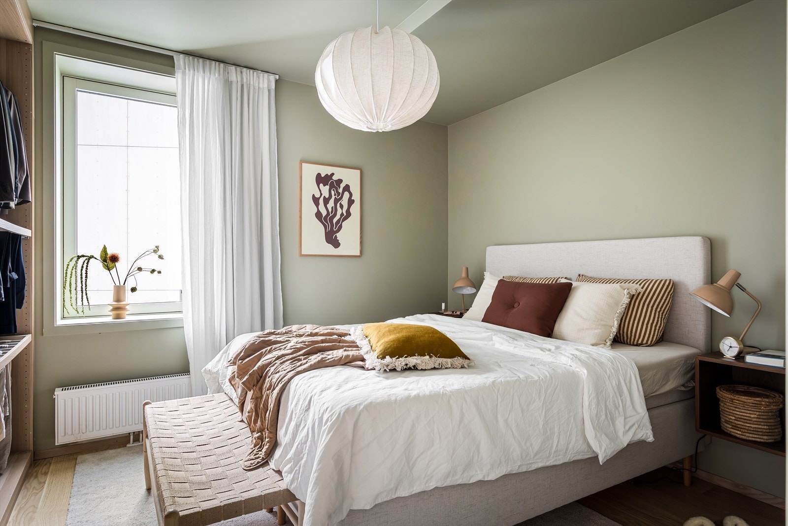 Soverommet er romslig, med plass til dobbeltseng, nattbord og tilhørende møbler. Galleribilde