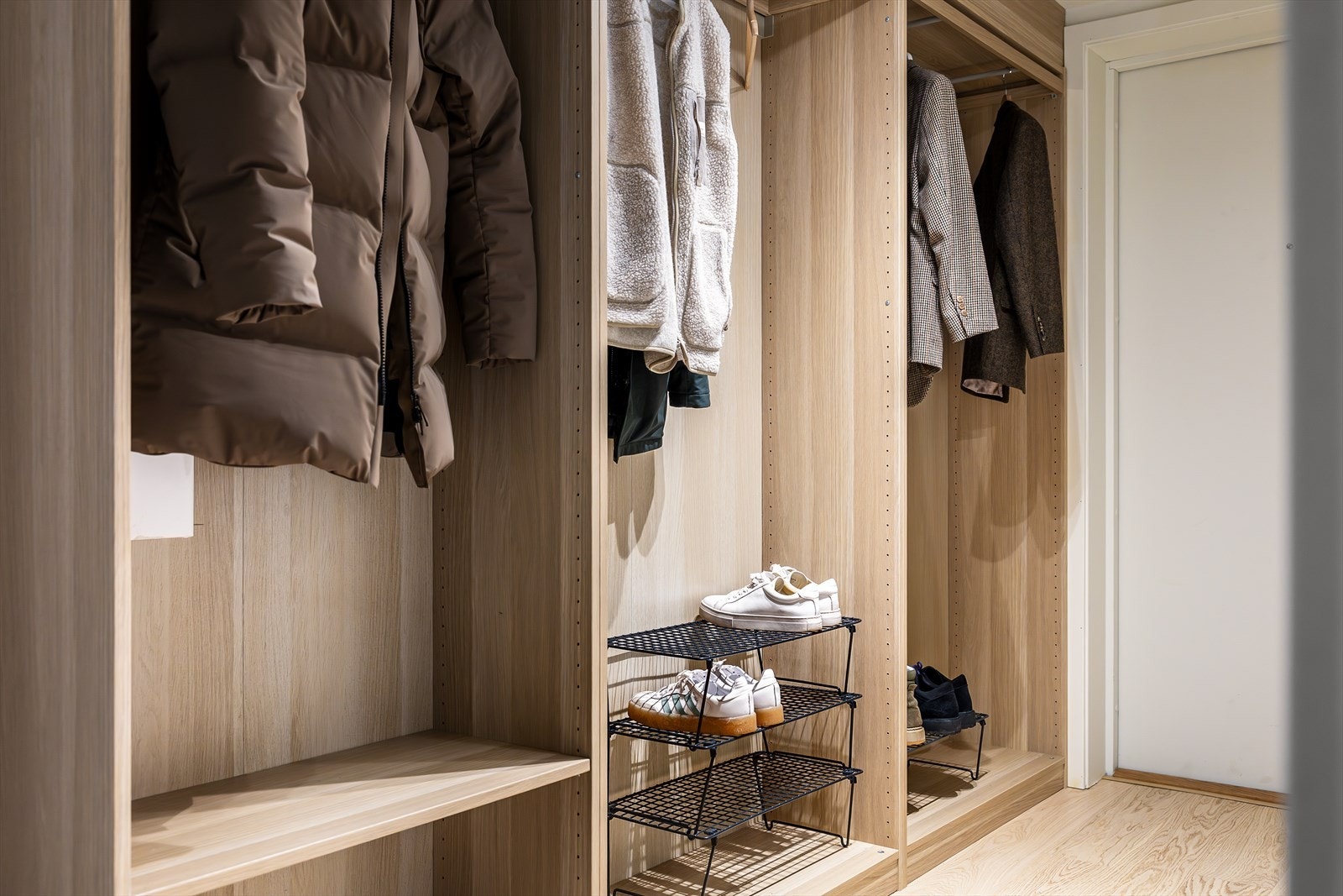 Fra felles gang er det adkomst til både hoveddel og hybeldel, noe som gir en praktisk og funksjonell planløsning. Galleribilde