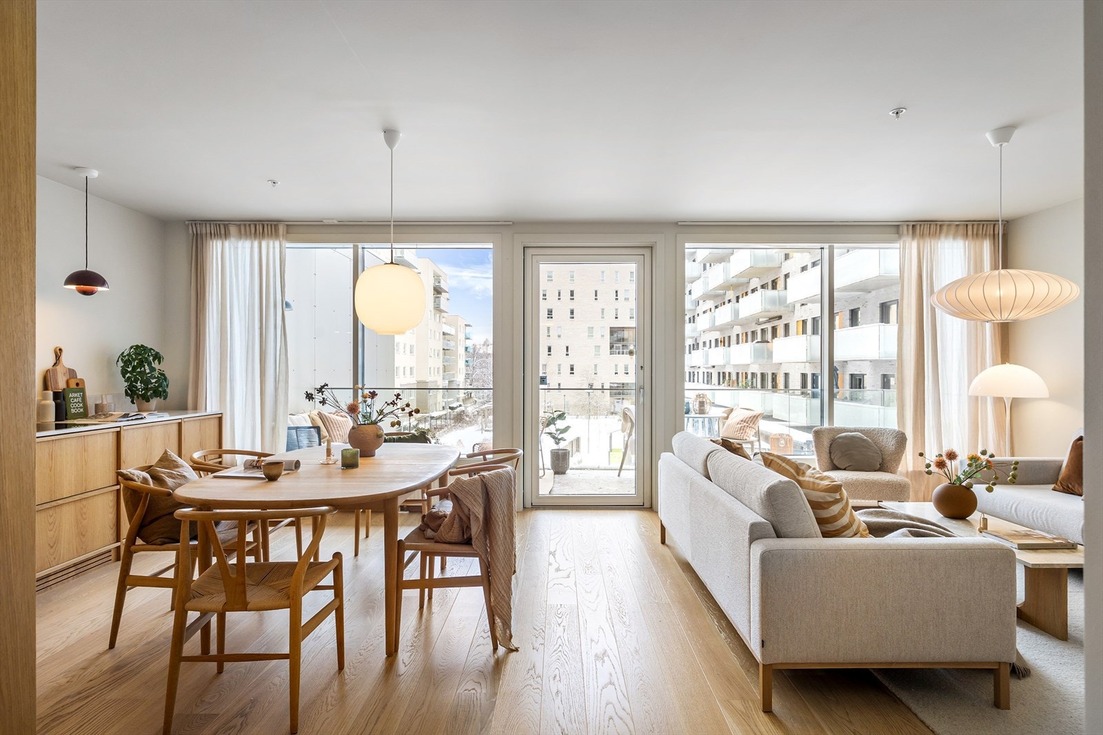 Velkommen til Fernanda Nissens gate 10A! Dette er en attraktiv og stilren 3-roms endeleilighet med utleiedel, alternativt en fullverdig 4-roms, beliggende i byggets 2. etasje. Galleribilde