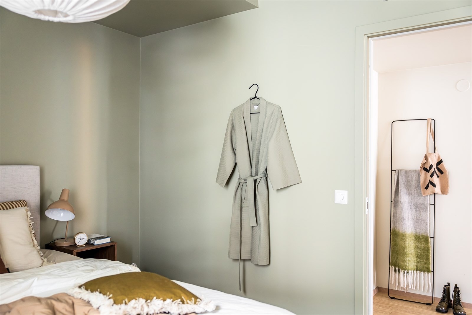 De moderne fargevalgene på veggene, sammen med store vindusflater, skaper en lys og behagelig atmosfære. Galleribilde