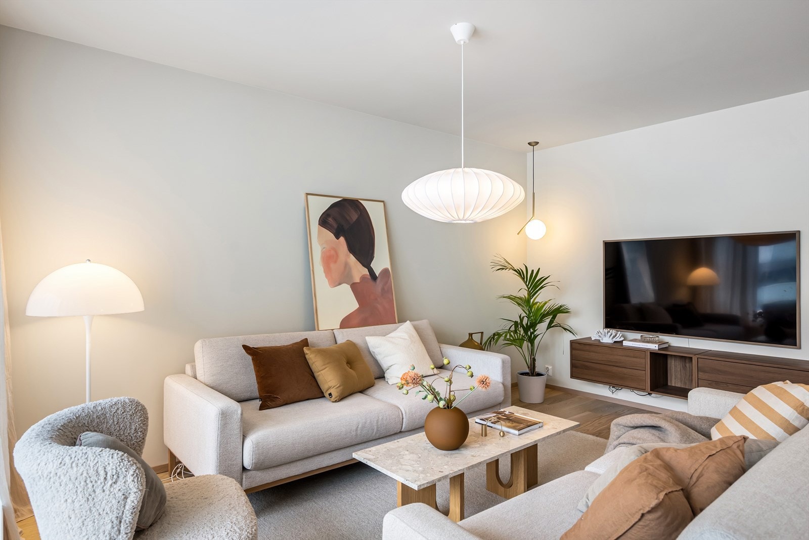 Gulvet er belagt med pen parkett, og vegg- og takflater er malt i lyse, tidsriktige fargetoner som gir rommet et helhetlig og innbydende uttrykk. Galleribilde