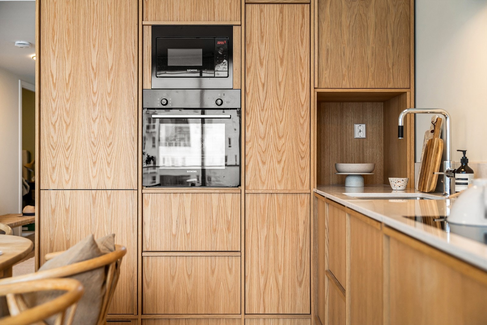 Kjøkkenet er utstyrt med integrerte hvitevarer fra Siemens og er bestående av stekeovn, kjøl/frys, oppvaskmaskin samt platetopp (Bora) med nedfelt ventilator og kullfilter. Galleribilde