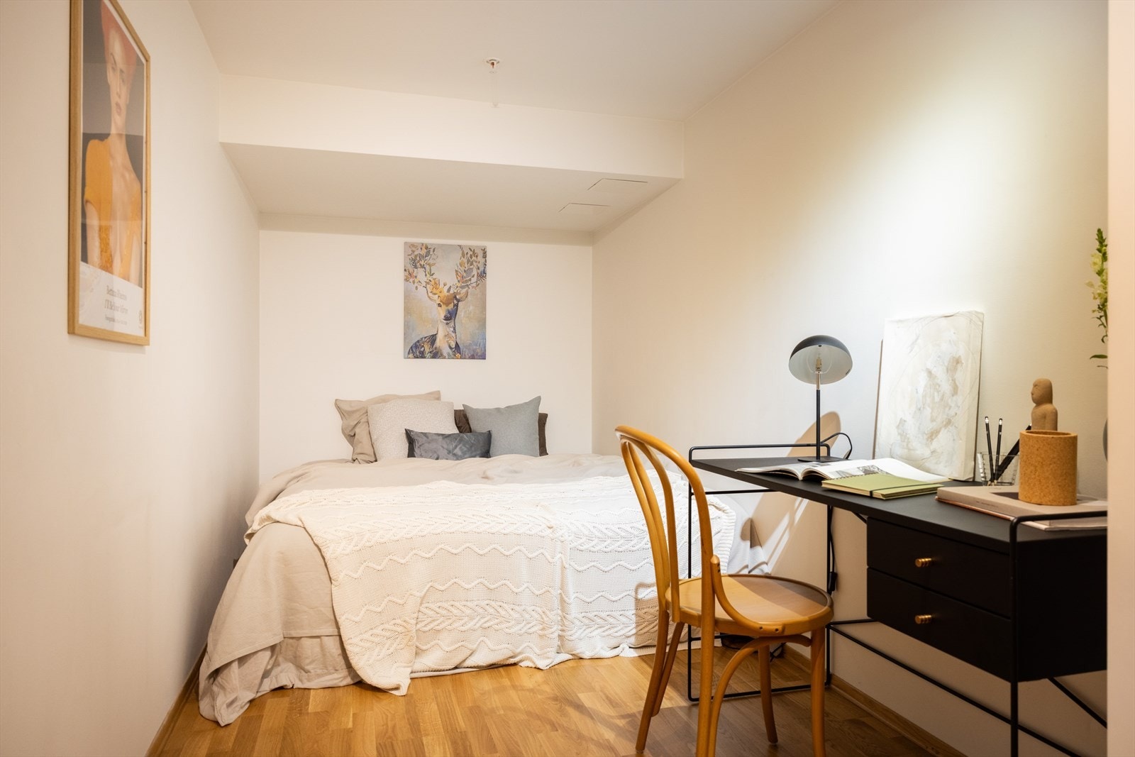 Boligen har en stor innvendig bod som i dag benyttes som soverom og garderobe. Dette arealet er ikke godkjent for varig opphold. Galleribilde