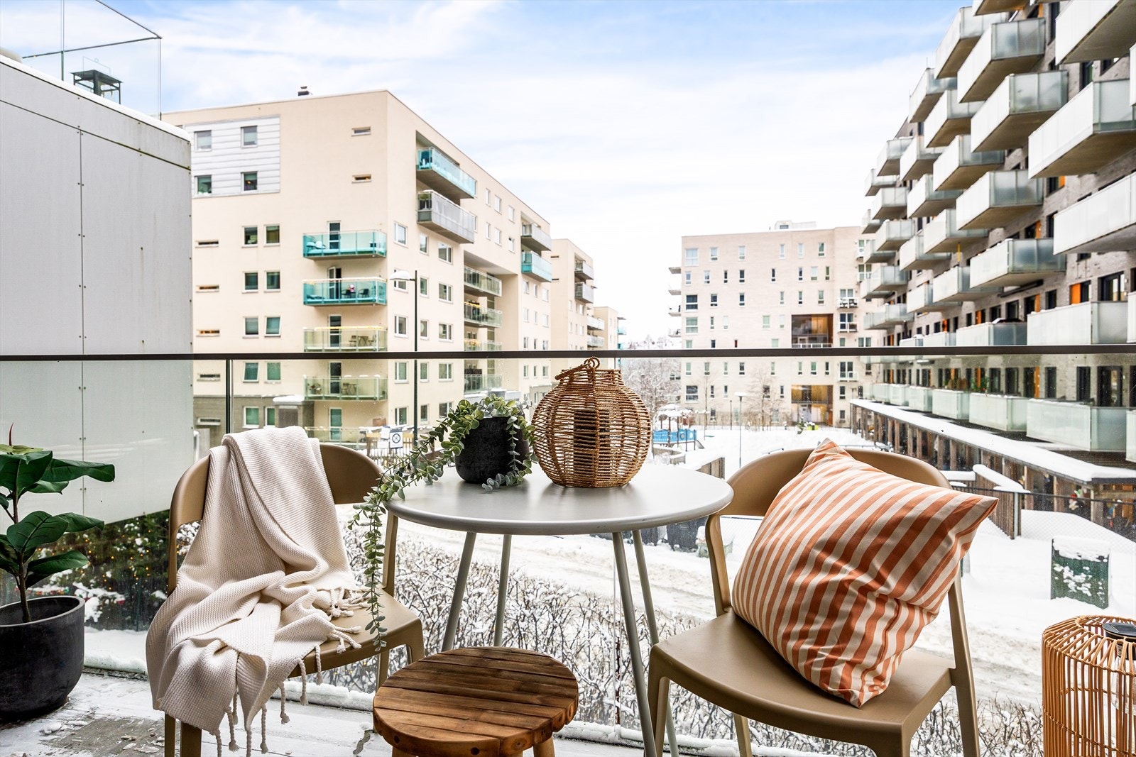 Herlig vestvendt balkong på ca. 14 m² med svært gode solforhold, vendt mot et rolig gårdsrom. Galleribilde