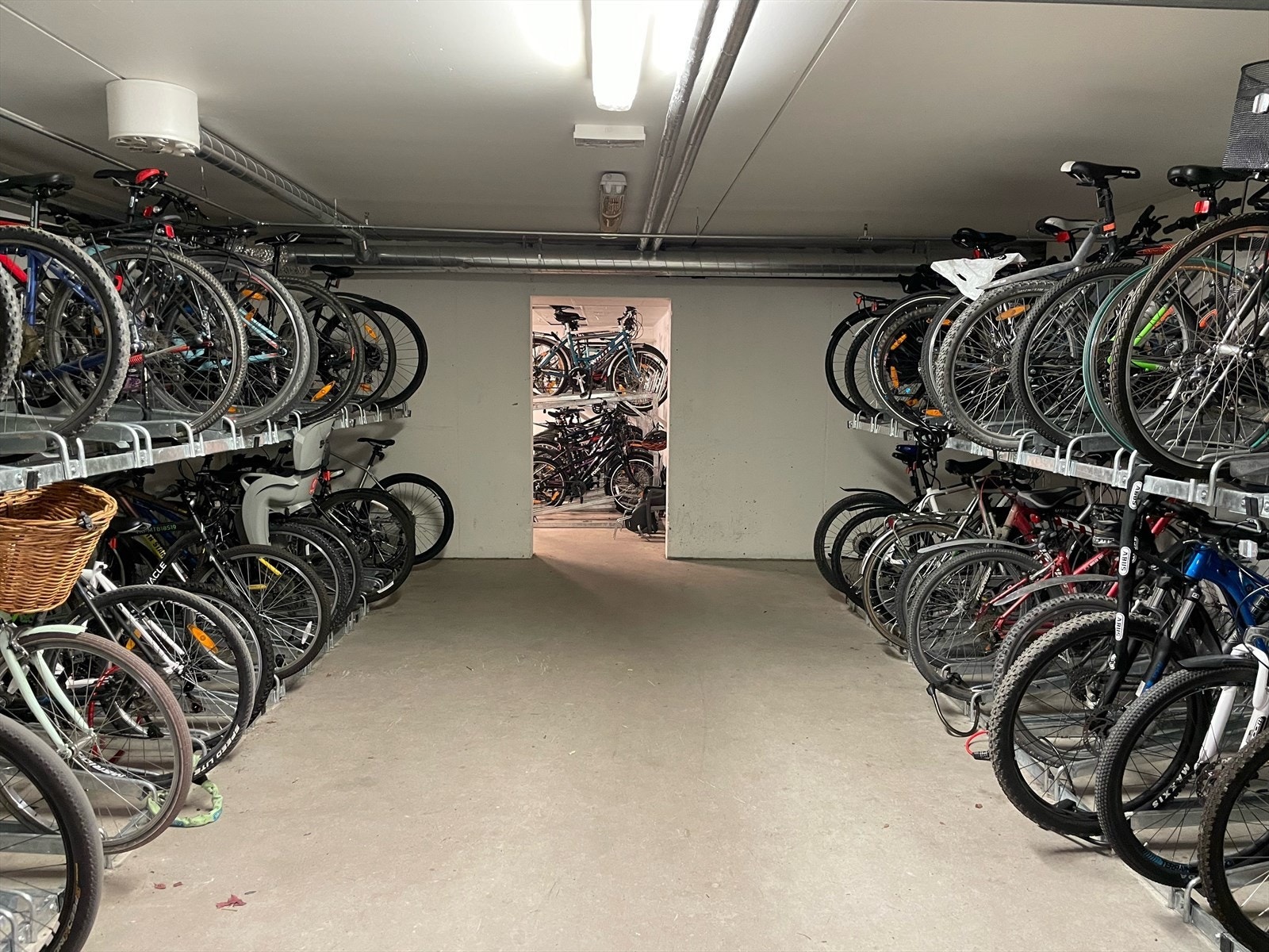 Det er et felles sykkelrom i sameiet. Galleribilde
