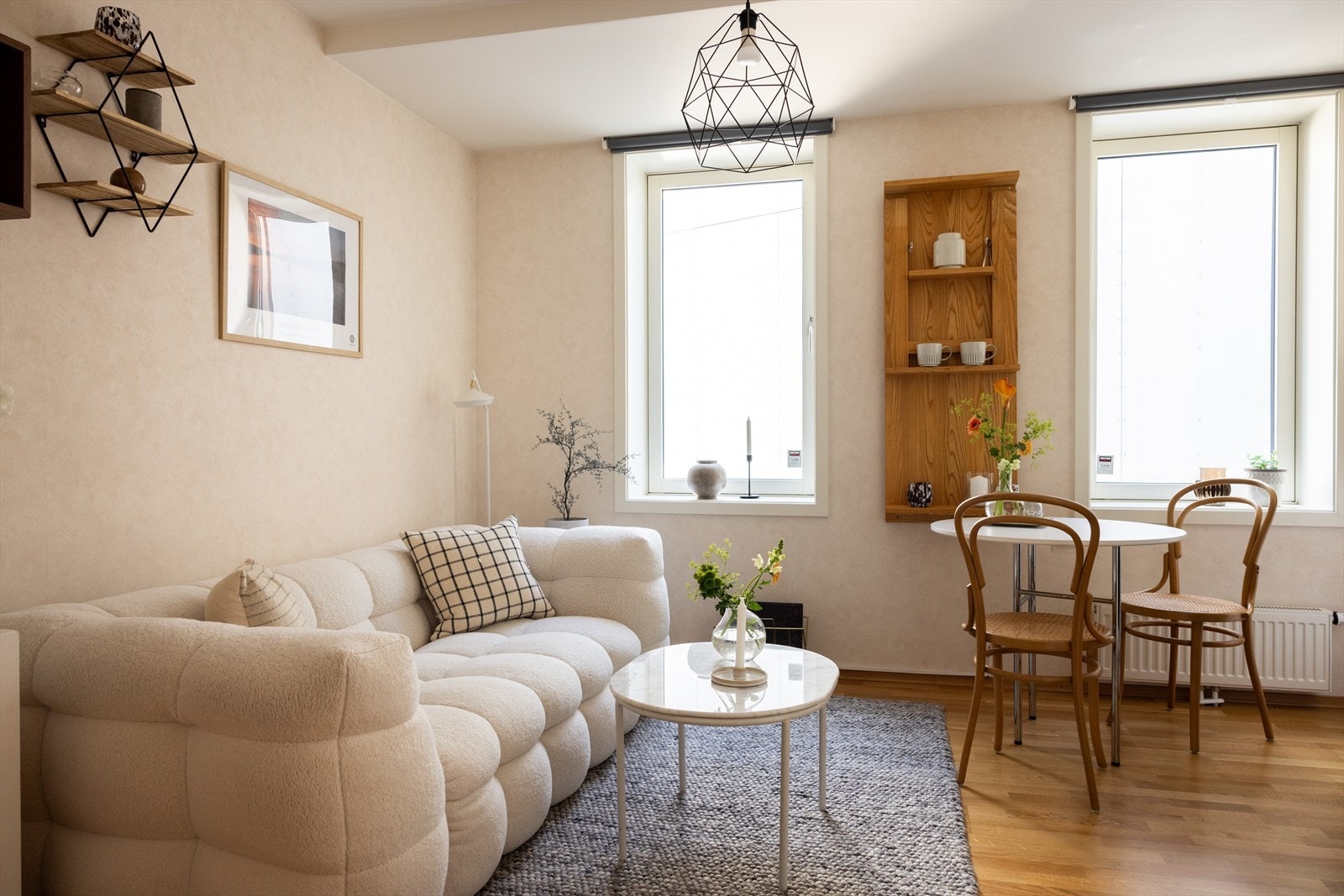 Med egen inngang og fasiliteter gir hybelen både privatliv og gode utleiemuligheter. Her kan du tilpasse boligen etter dine behov! Galleribilde