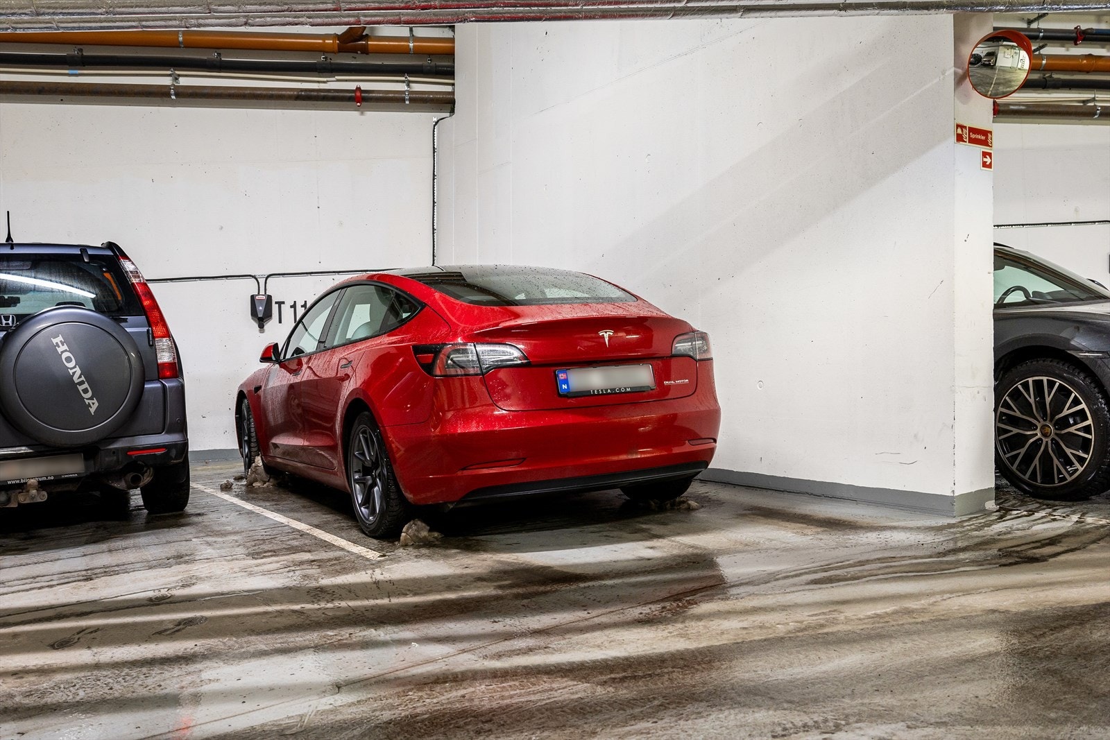 Det medfølger en garasjeplass med elbillader i oppvarmet og lukket garasjeanlegg, merket med nr. 11. Ladeboksen er tilknyttet ladeabonoment fra Aneo. Galleribilde