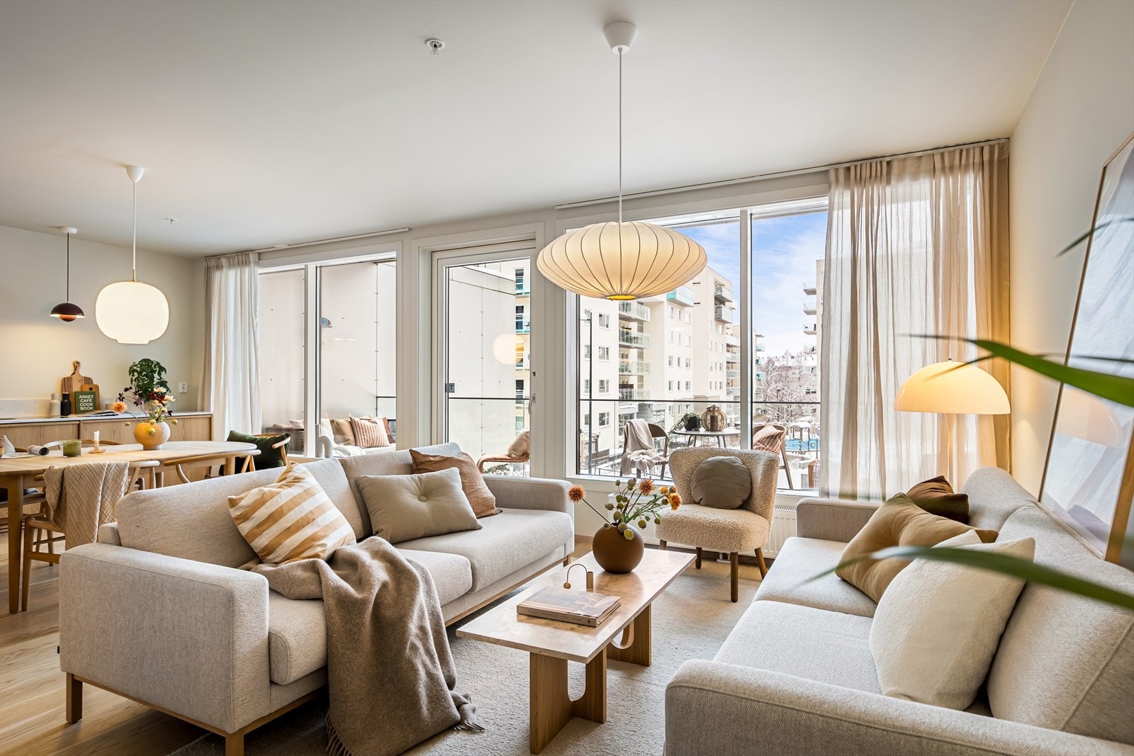 Boligen gir stor fleksibilitet i bruken og kan enten disponeres som en romslig 4-roms med egen avdeling for ungdom eller gjester, eller som en 3-roms med separat utleiedel som gir mulighet for skattefrie leieinntekter. Galleribilde