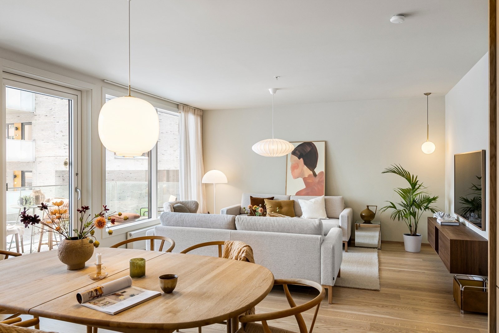 Stuen fremstår som lys og luftig, med store vindusflater som slipper inn rikelig med naturlig lys og skaper en åpen og innbydende romfølelse. Galleribilde