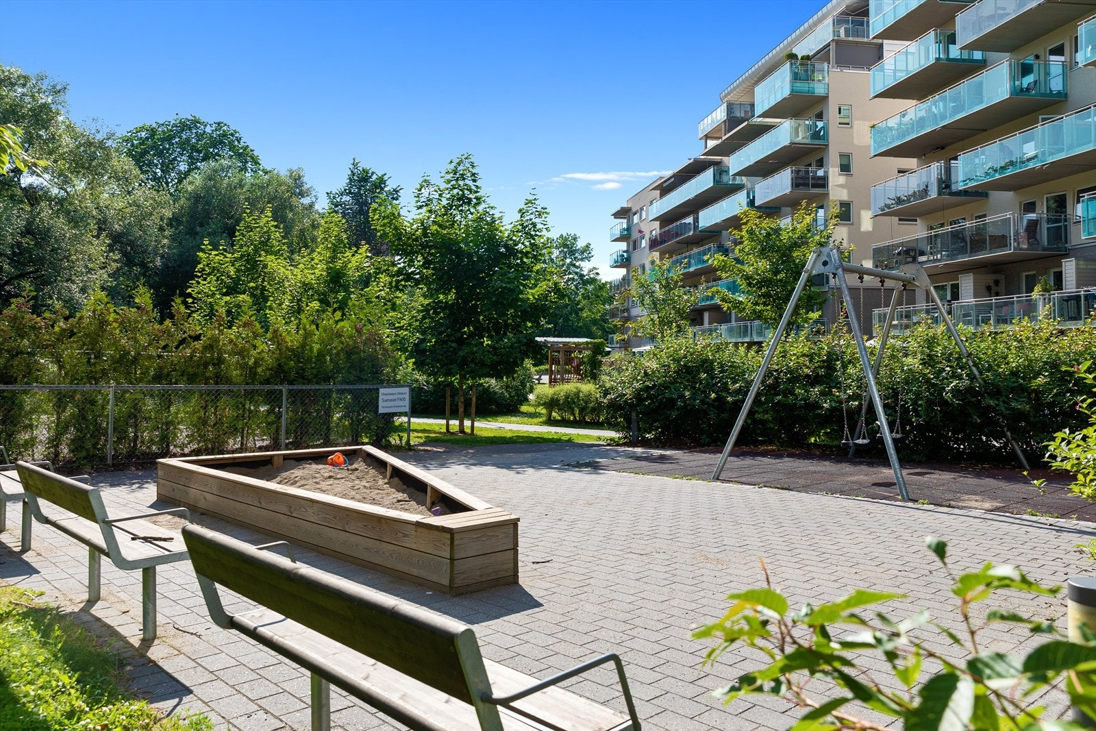 Sameiet har flotte og velstelte uteområder med lekeapparater for de minste, som gir trygge og hyggelige omgivelser for lek og opphold. Galleribilde