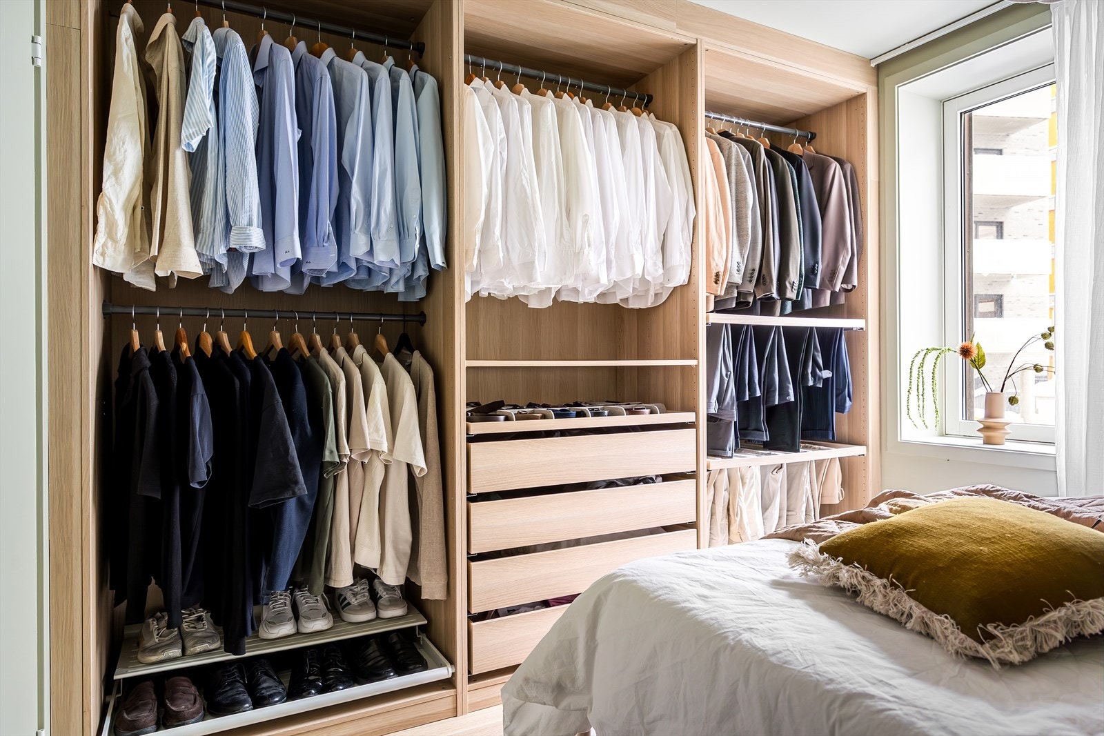 En stor og praktisk åpen PAX-garderobeløsning gir rikelig med oppbevaringsplass for klær og tilbehør, og bidrar samtidig til et ryddig og oversiktlig rom. Galleribilde