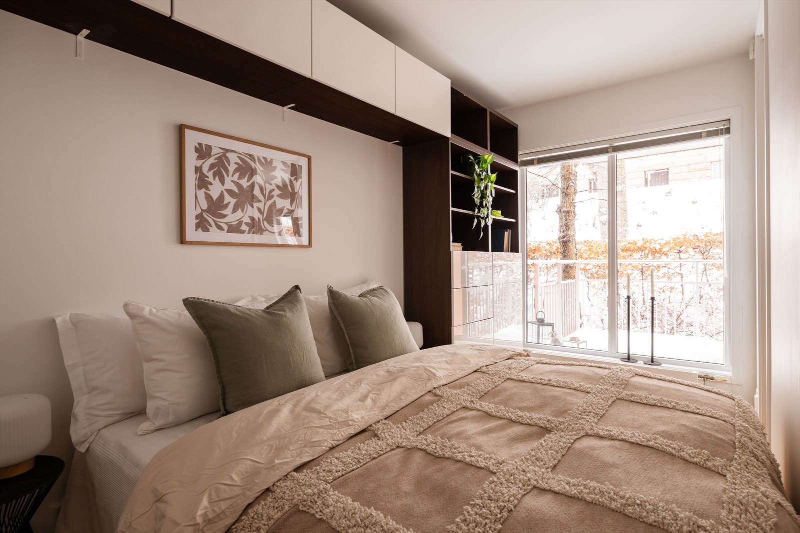 Romslig hovedsoverom med plass til dobbeltseng Galleribilde