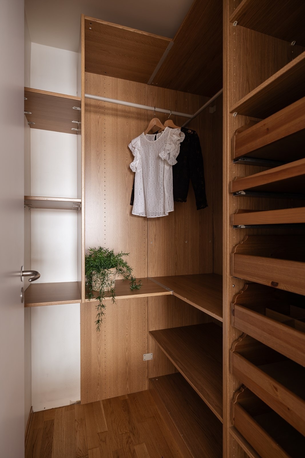 Meget praktisk walk-in closet med god plass til oppbevaring Galleribilde
