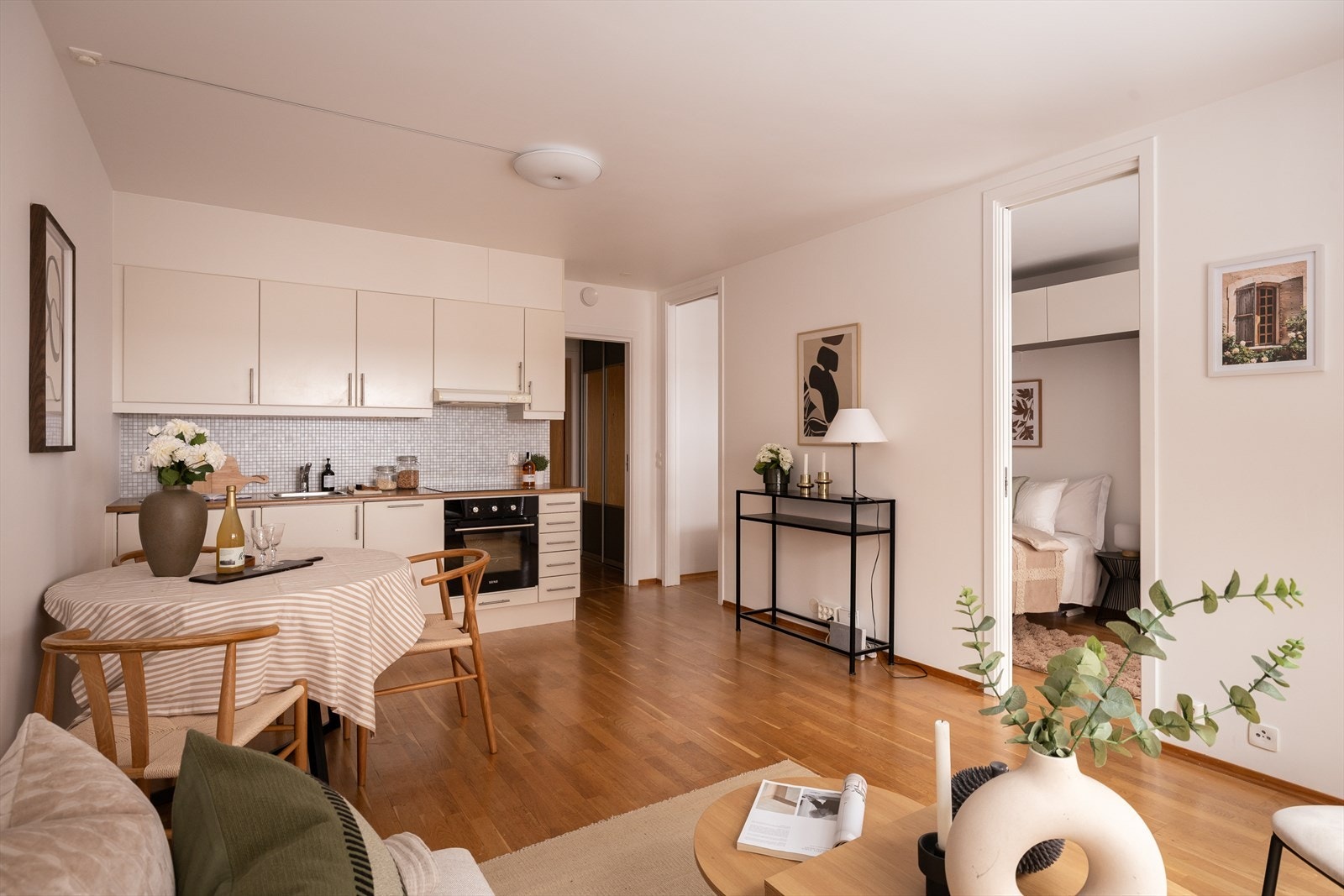 Åpen stue- kjøkkenløsning som gir boligen en sosial atmosfære Galleribilde