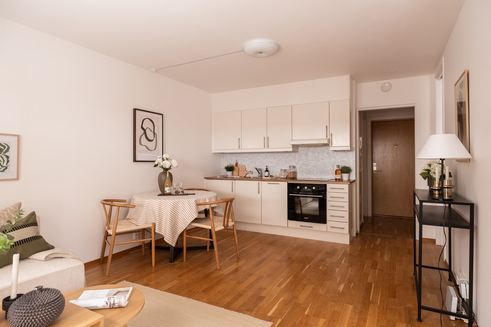 Godt med skap-og benkeplass på kjøkkenet Galleribilde